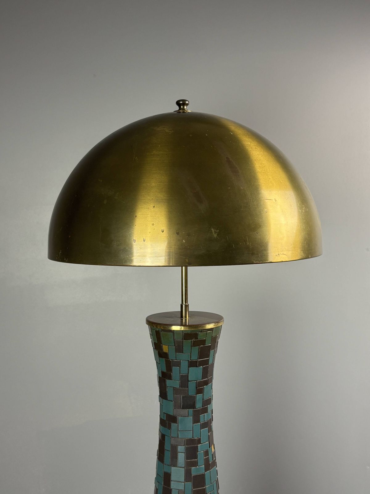 Lampe de table XL mid-century en mosaïque et laiton, abat-jour champignon doré, années 1960 photo vintage