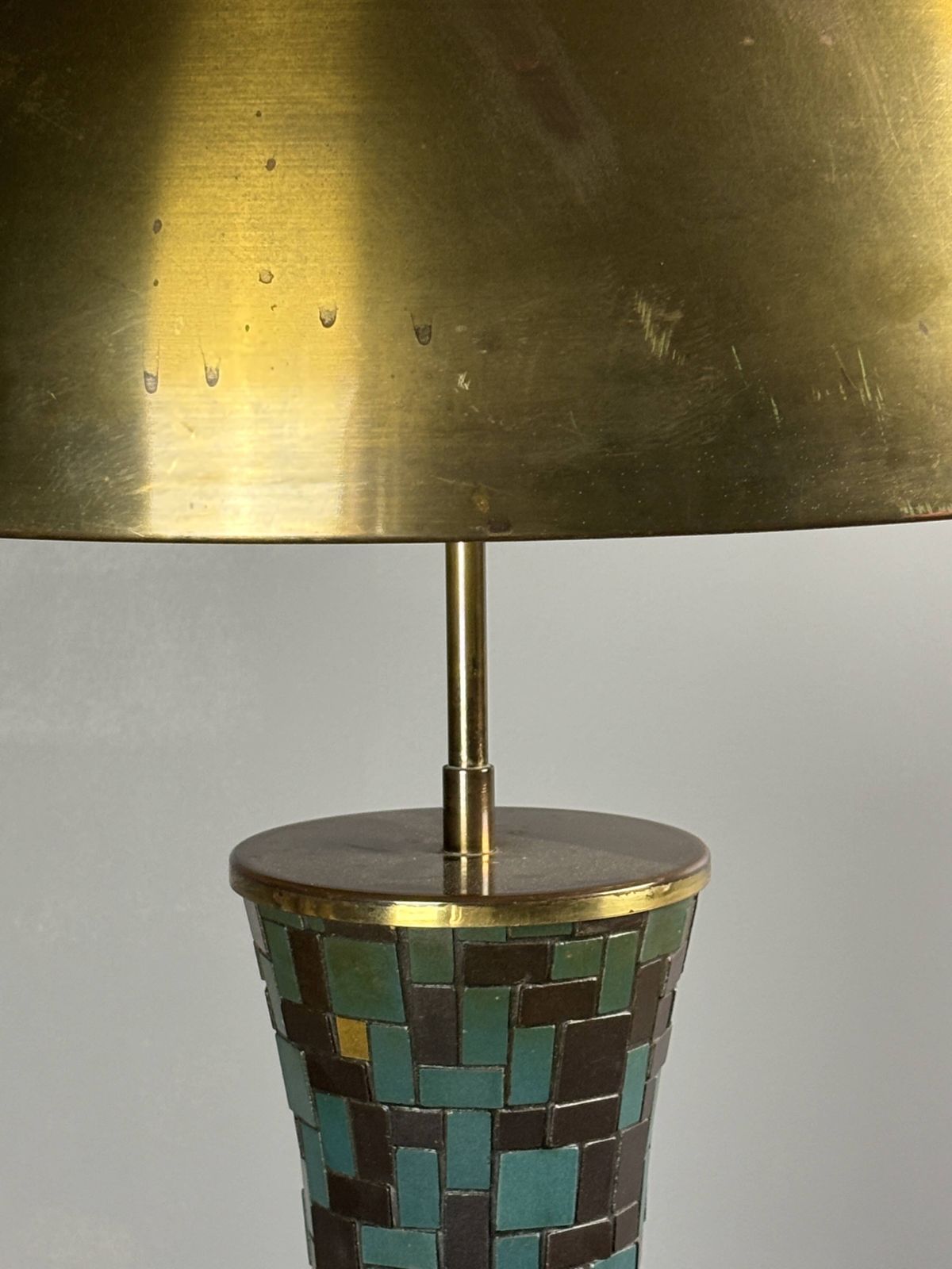 photo furniture Lampe de table XL mid-century en mosaïque et laiton, abat-jour champignon doré, années 1960