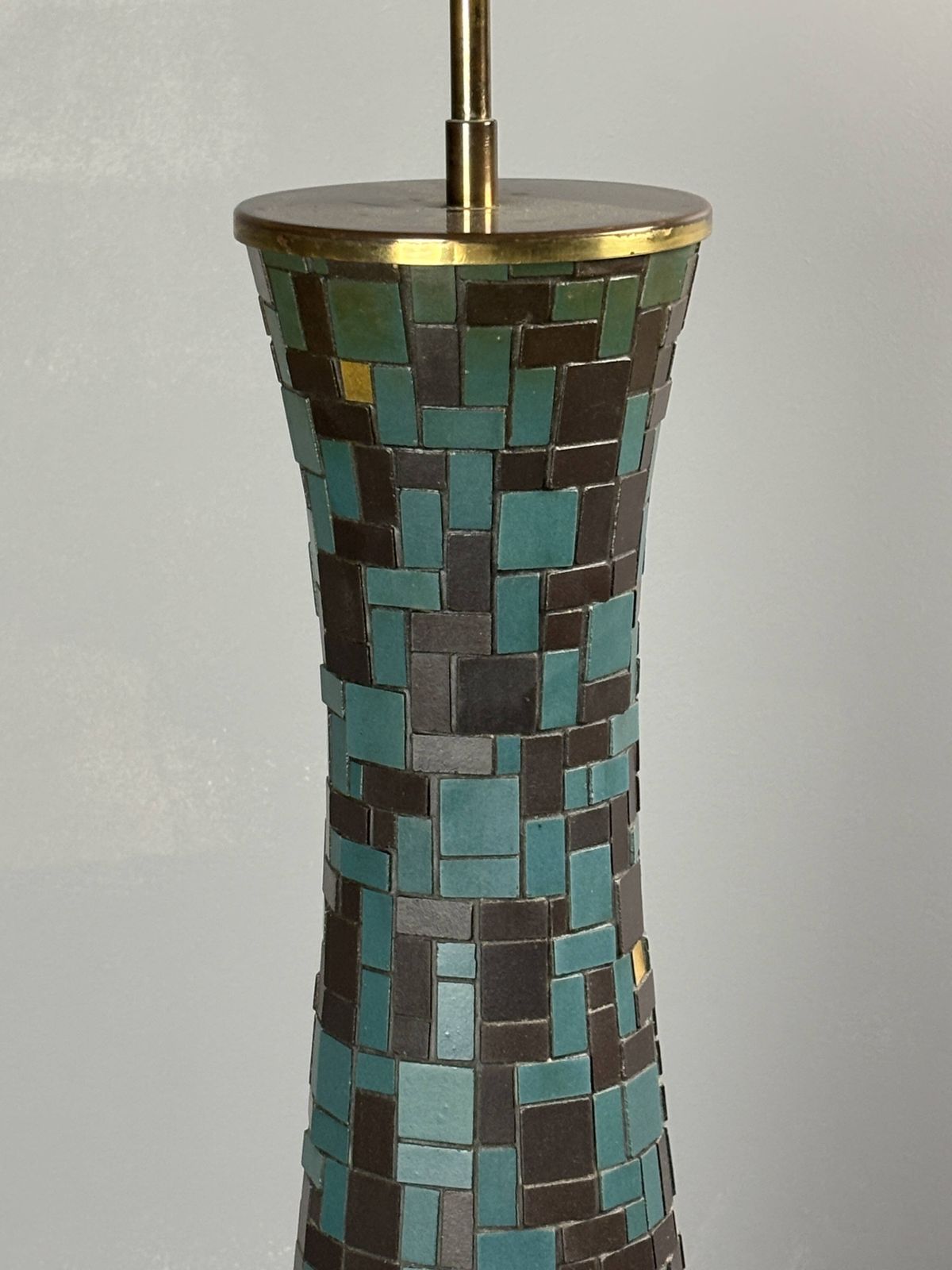photo for sale Lampe de table XL mid-century en mosaïque et laiton, abat-jour champignon doré, années 1960