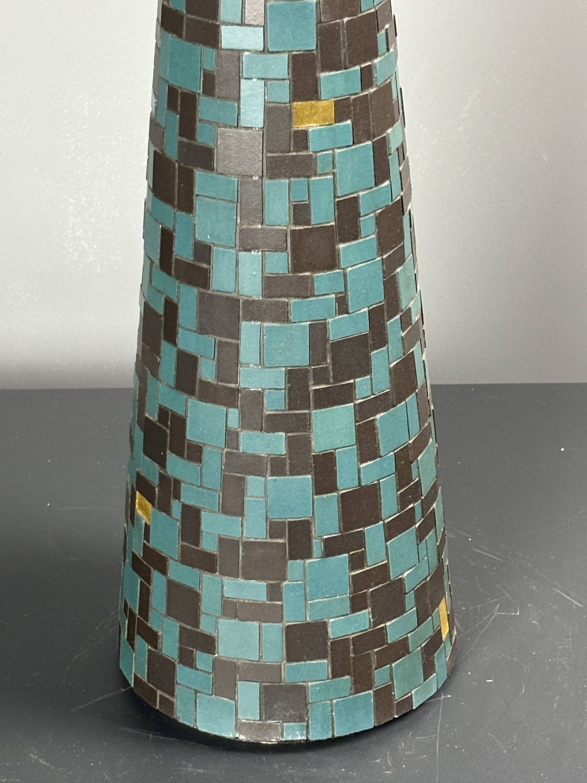 840.0 Lampe de table XL mid-century en mosaïque et laiton, abat-jour champignon doré, années 1960 photo