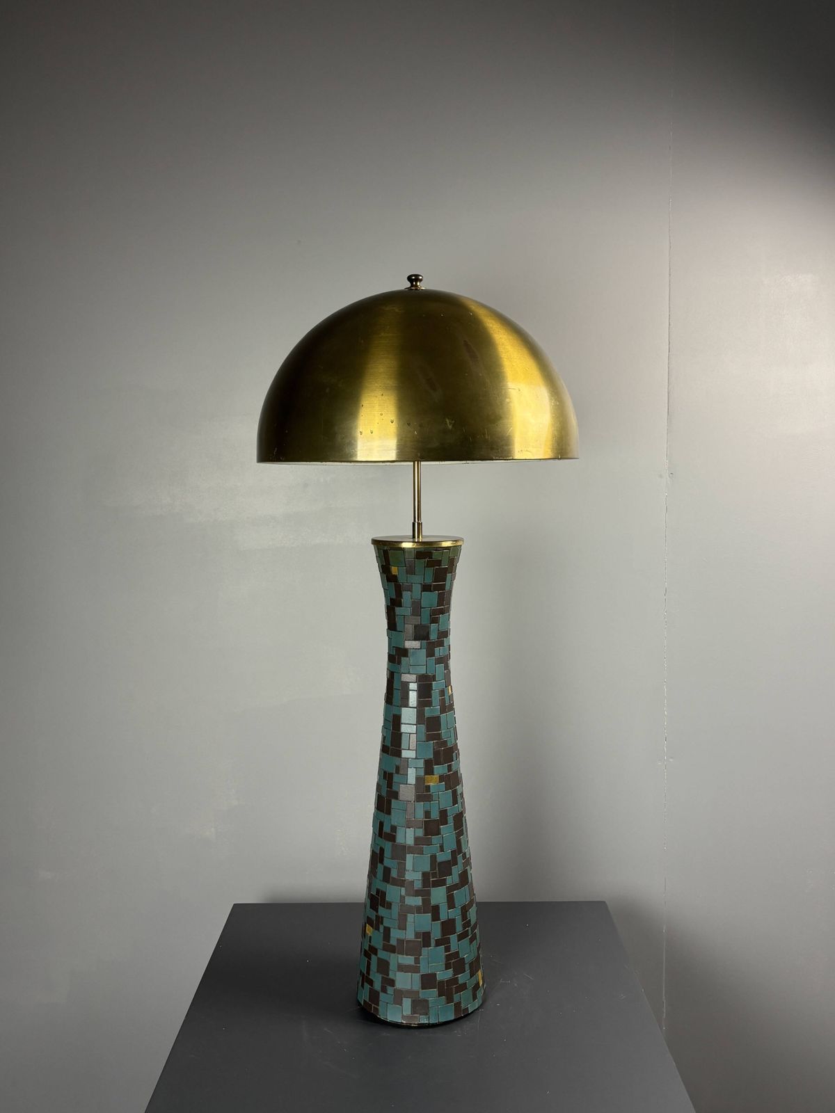 photo vinterior Lampe de table XL mid-century en mosaïque et laiton, abat-jour champignon doré, années 1960