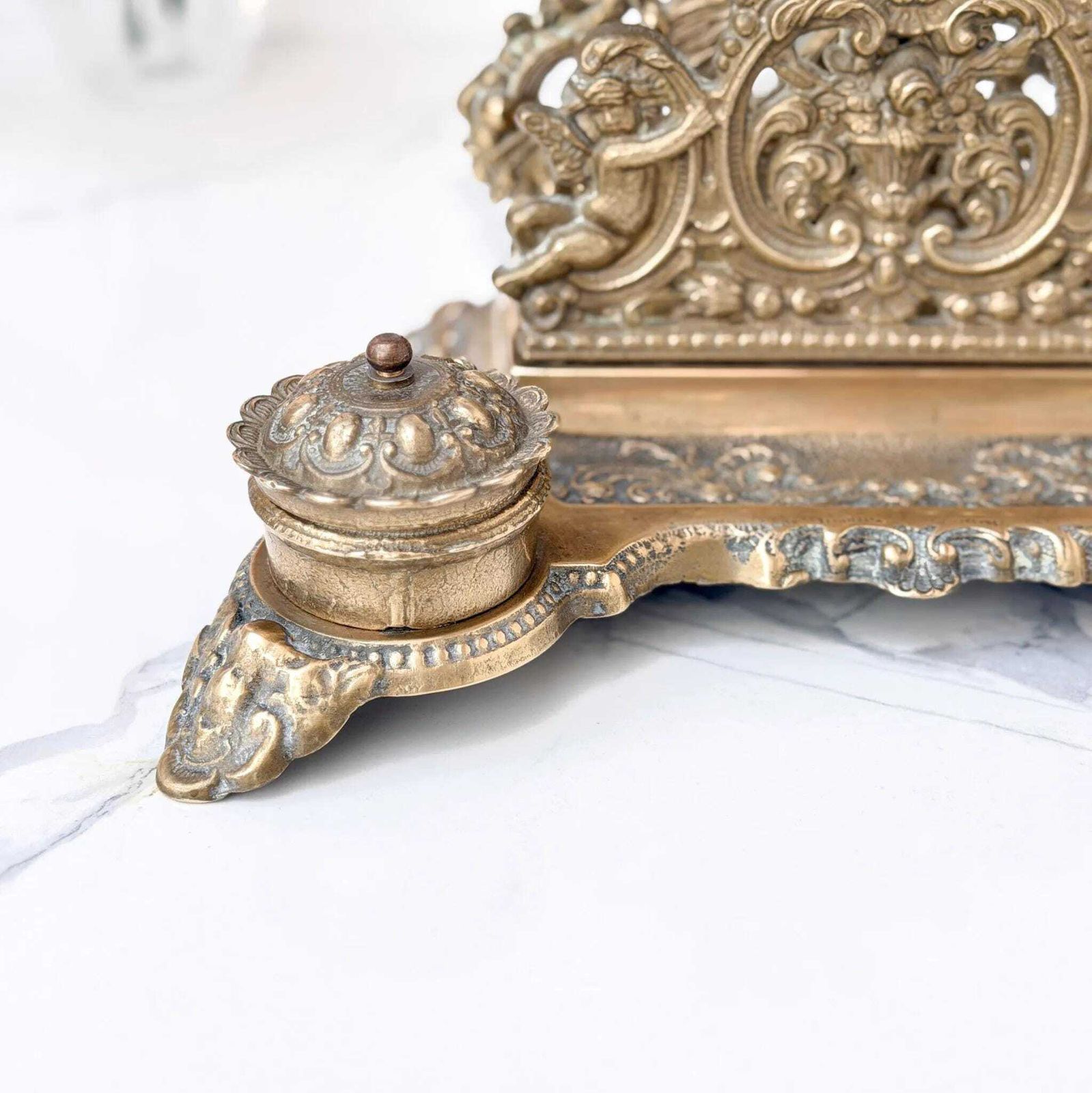 Antiek Victoriaans Messing Figuurlijk Inktstandaard Putti Dubbele Inktpot Bureauorganizer photo for sale