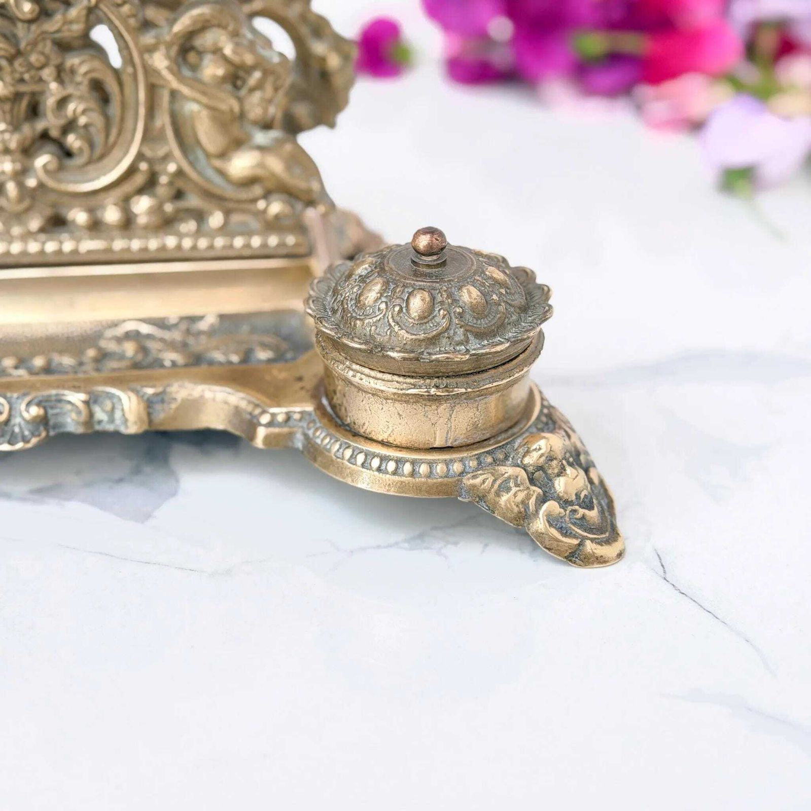 Antiek Victoriaans Messing Figuurlijk Inktstandaard Putti Dubbele Inktpot Bureauorganizer photo Woonaccessoires