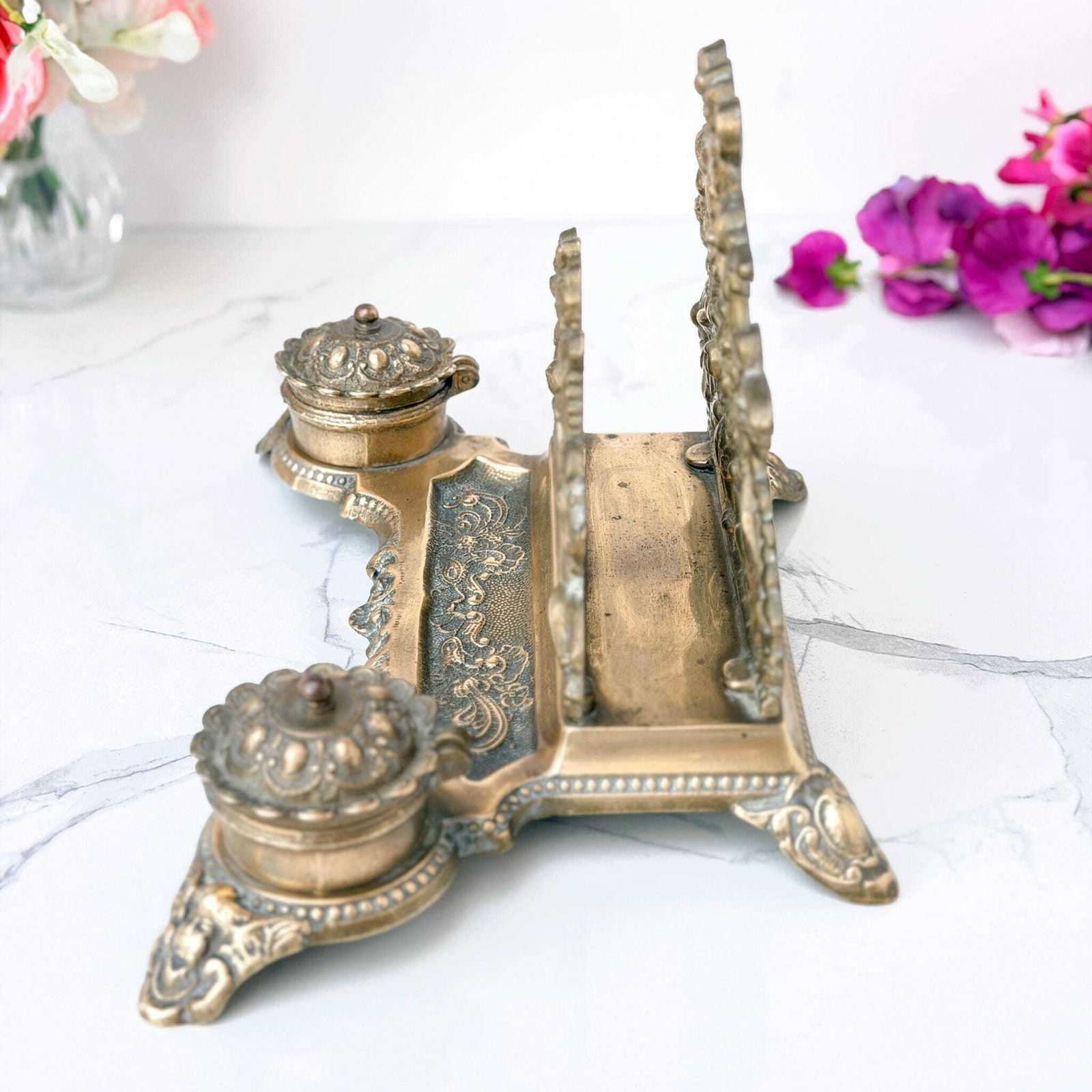 photo vintage Antiek Victoriaans Messing Figuurlijk Inktstandaard Putti Dubbele Inktpot Bureauorganizer