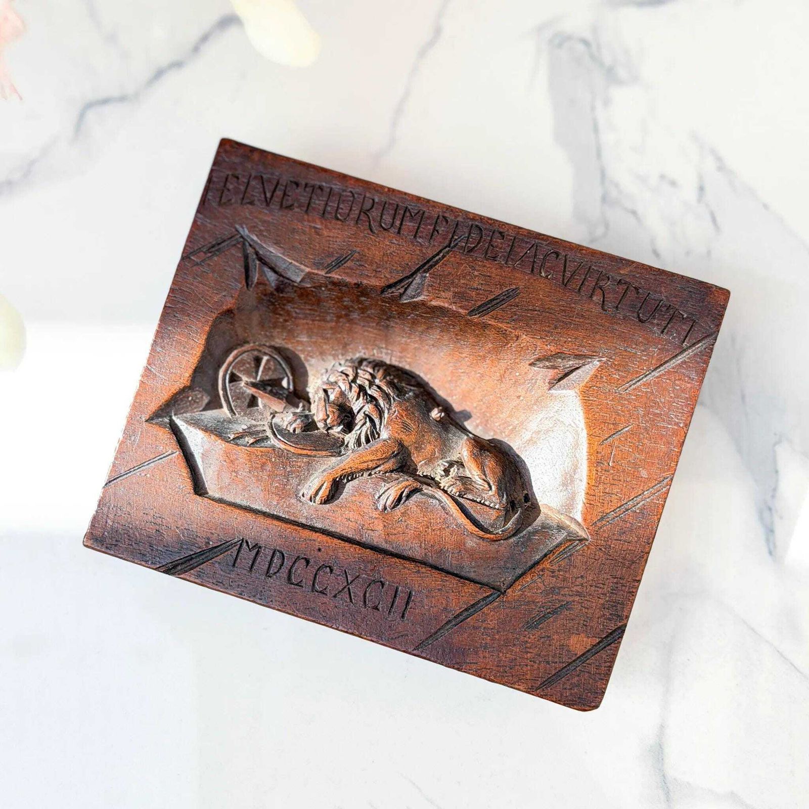 Antiek Zwitsers gesneden houten wandplaquette Leeuw van Luzern, gedenkteken