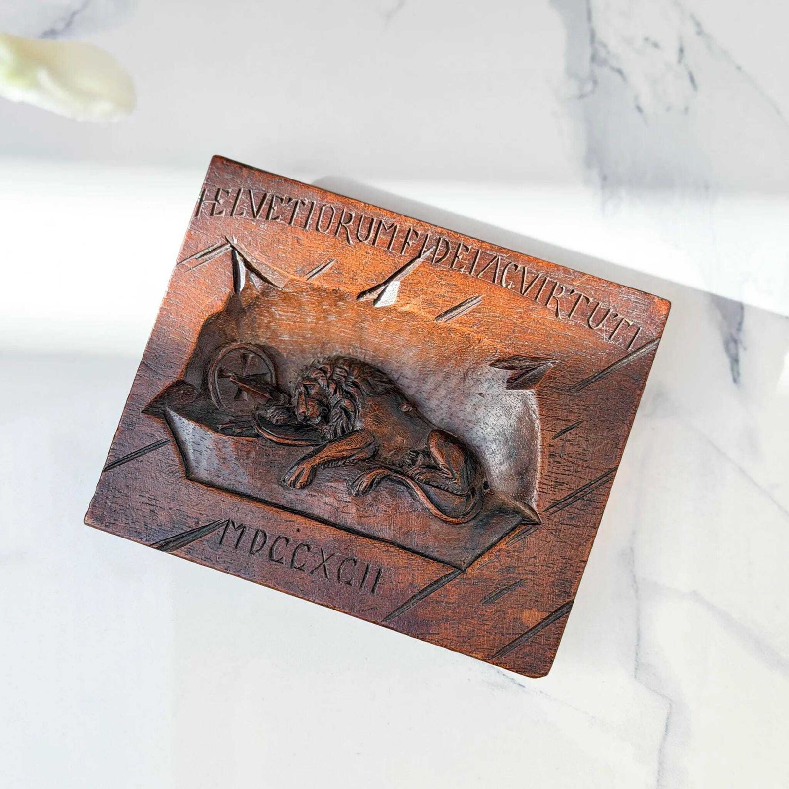 Antiek Zwitsers gesneden houten wandplaquette Leeuw van Luzern, gedenkteken photo furniture