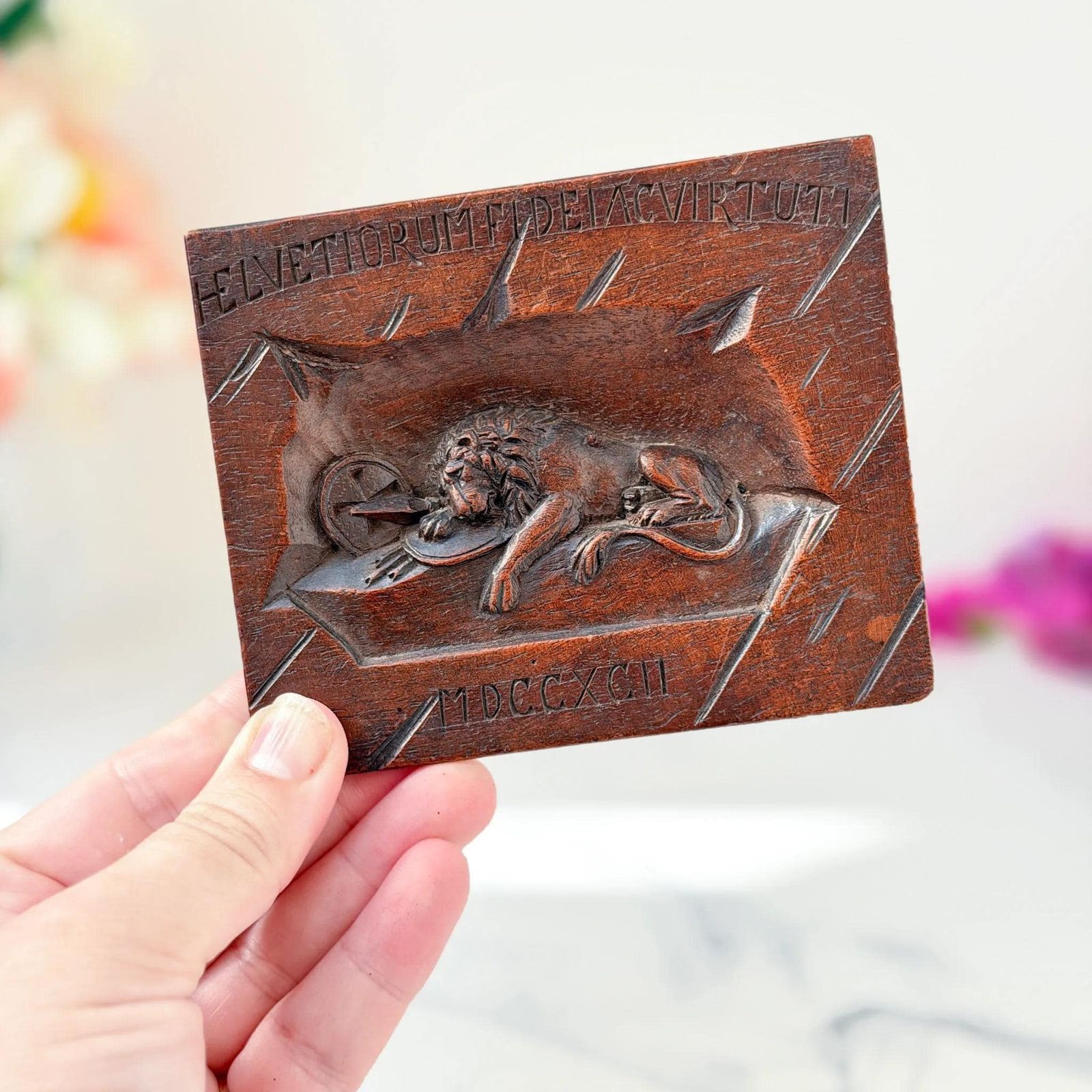 Antiek Zwitsers gesneden houten wandplaquette Leeuw van Luzern, gedenkteken photo 120.0