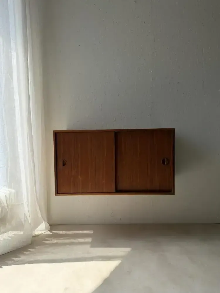 photo furniture Deens teakhouten wanddressoir van HG Furniture, ca. jaren 1960