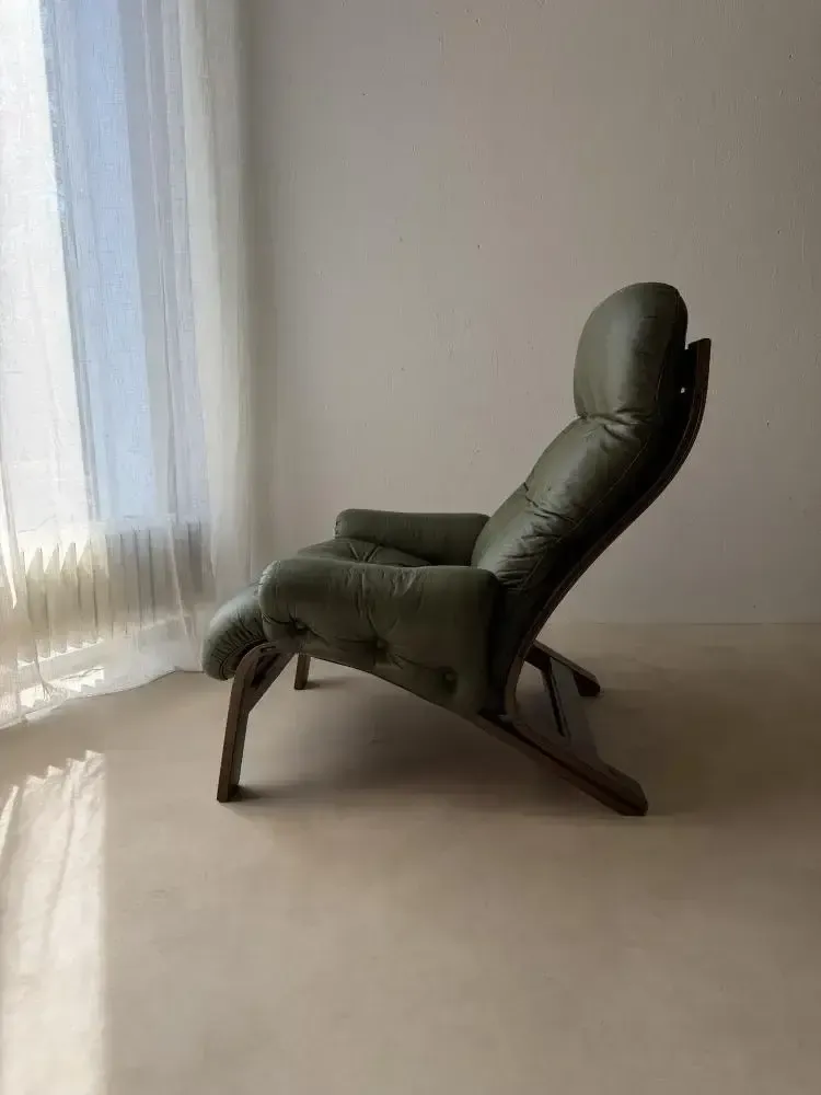 photo furniture Rybo Rykken Fauteuil door Solheim in Groen Leer