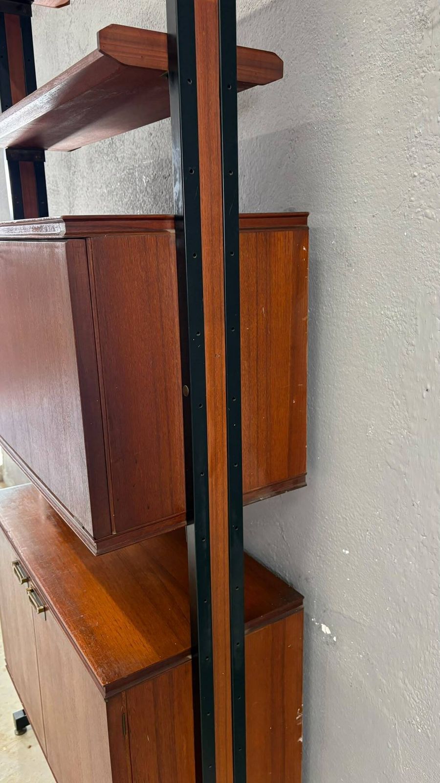 photo furniture Mid-Century Modern Modulaire Wandkast, Fineer & Zwart Metalen Stellingkast, jaren 1960, Europa