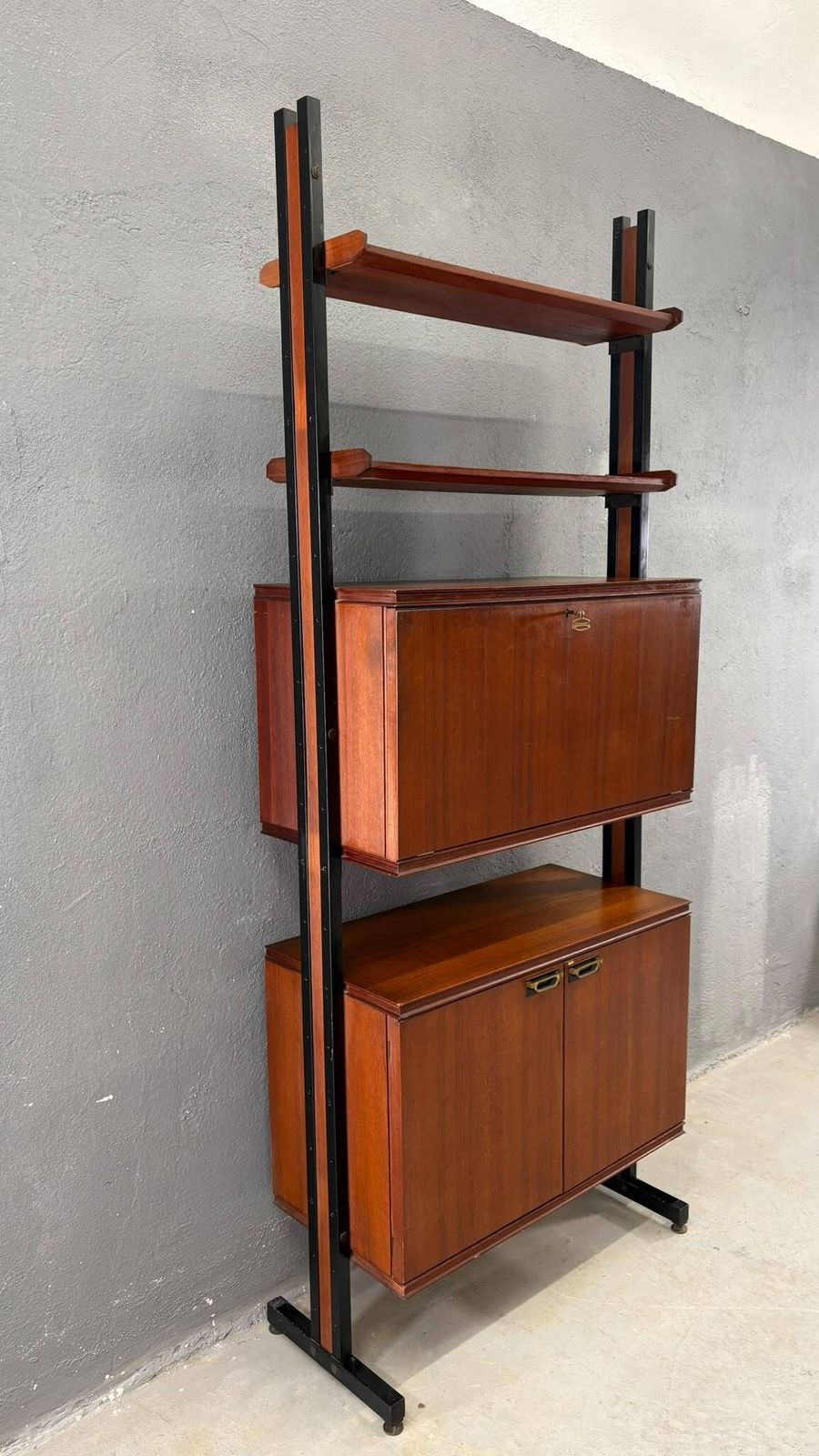 Meubels Mid-Century Modern Modulaire Wandkast, Fineer & Zwart Metalen Stellingkast, jaren 1960, Europa photo