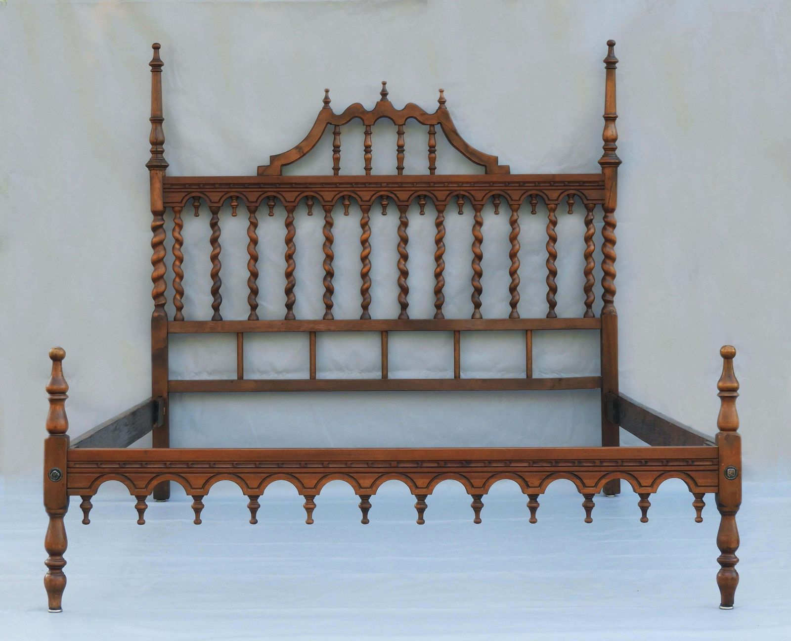 Lit à baldaquin provincial espagnol à fuseaux, vers 1920 photo furniture