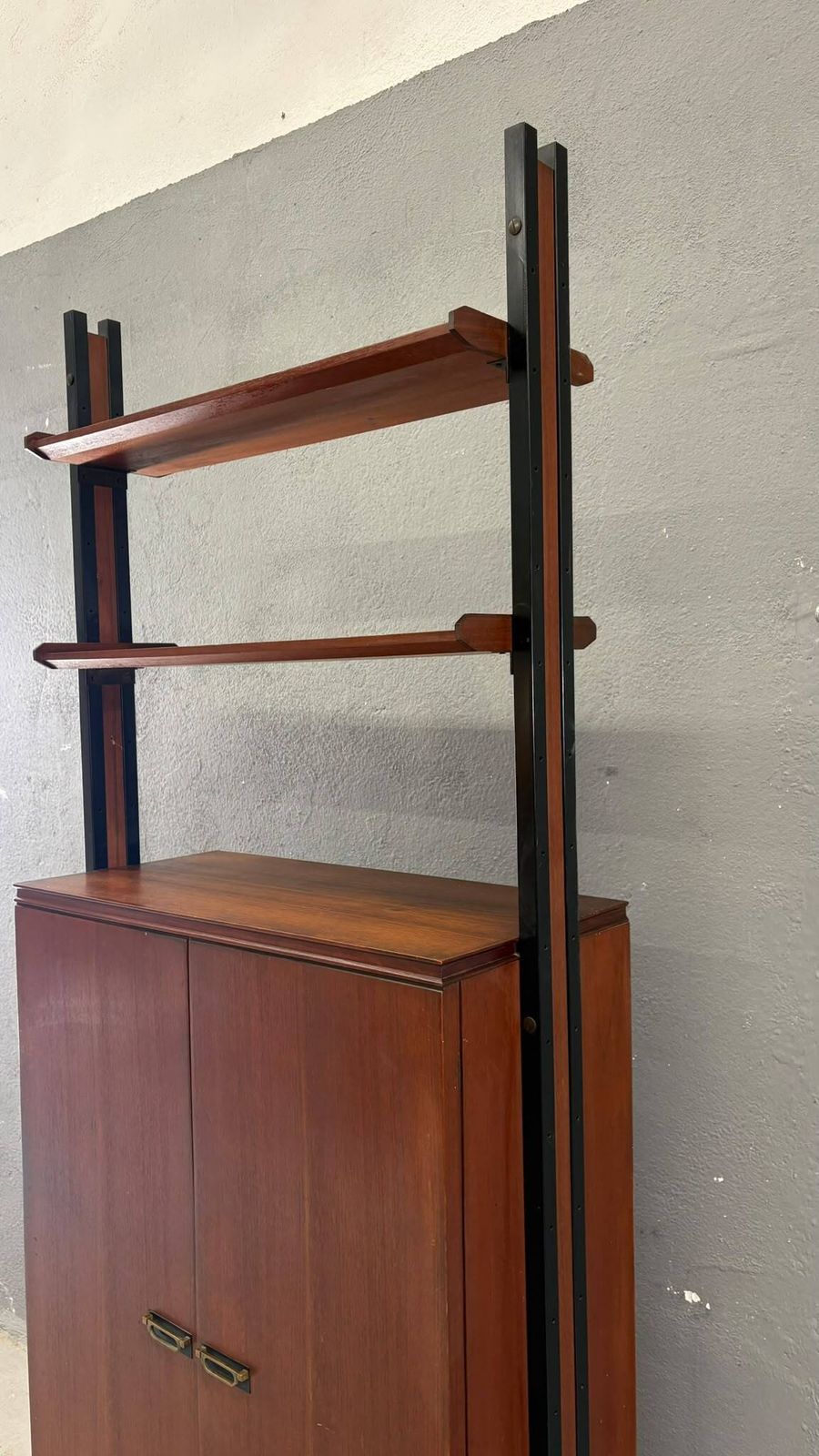 Mid-Century Modern modulaire wandkast, fineer & zwart metalen kast, jaren 1960, Europa photo for sale