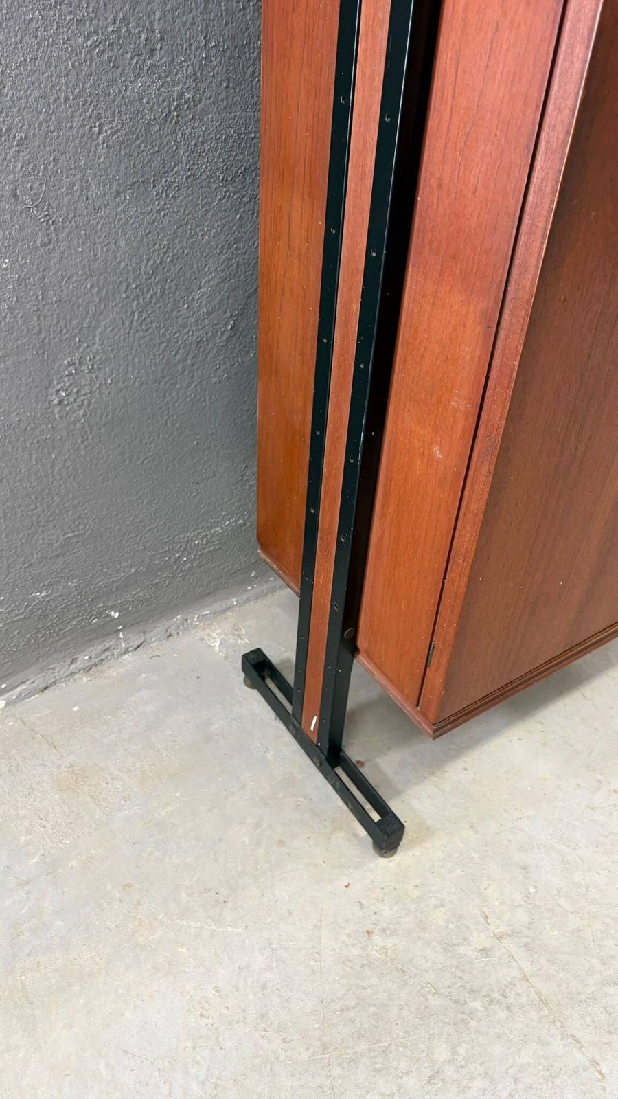 Mid-Century Modern modulaire wandkast, fineer & zwart metalen kast, jaren 1960, Europa photo vinterior