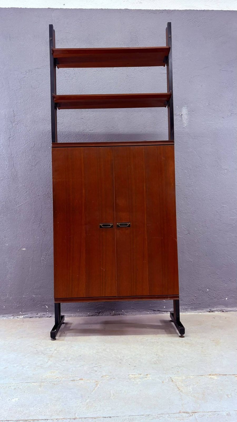 photo vinterior Mid-Century Modern modulaire wandkast, fineer & zwart metalen kast, jaren 1960, Europa