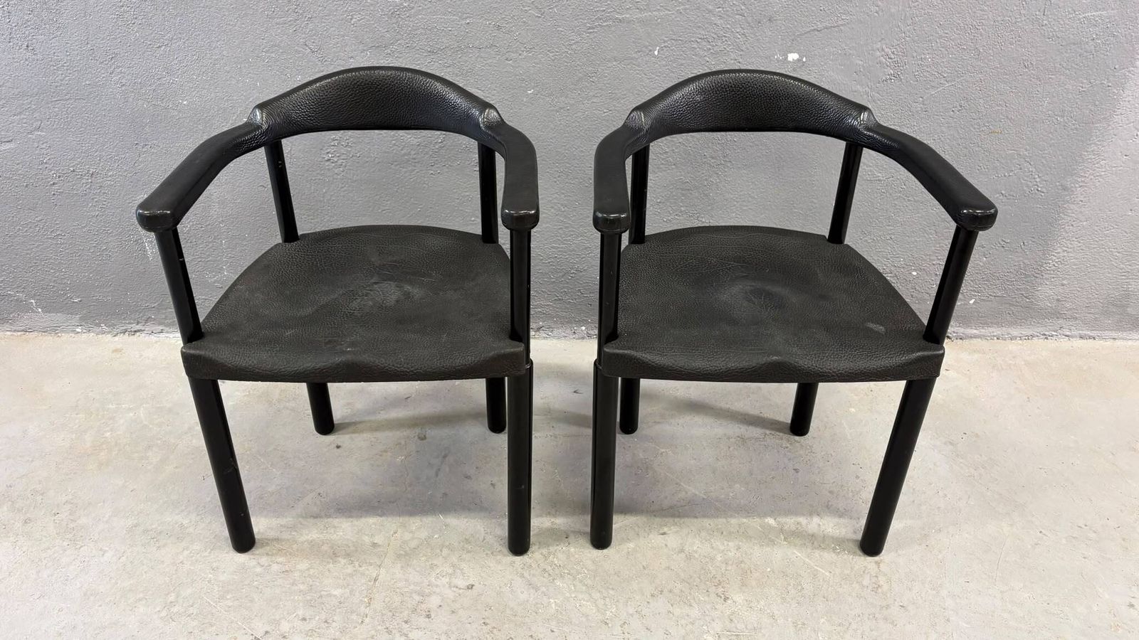 Paar zwarte postmoderne fauteuils, gegoten kunststof, ca. jaren 1980, Europa photo furniture