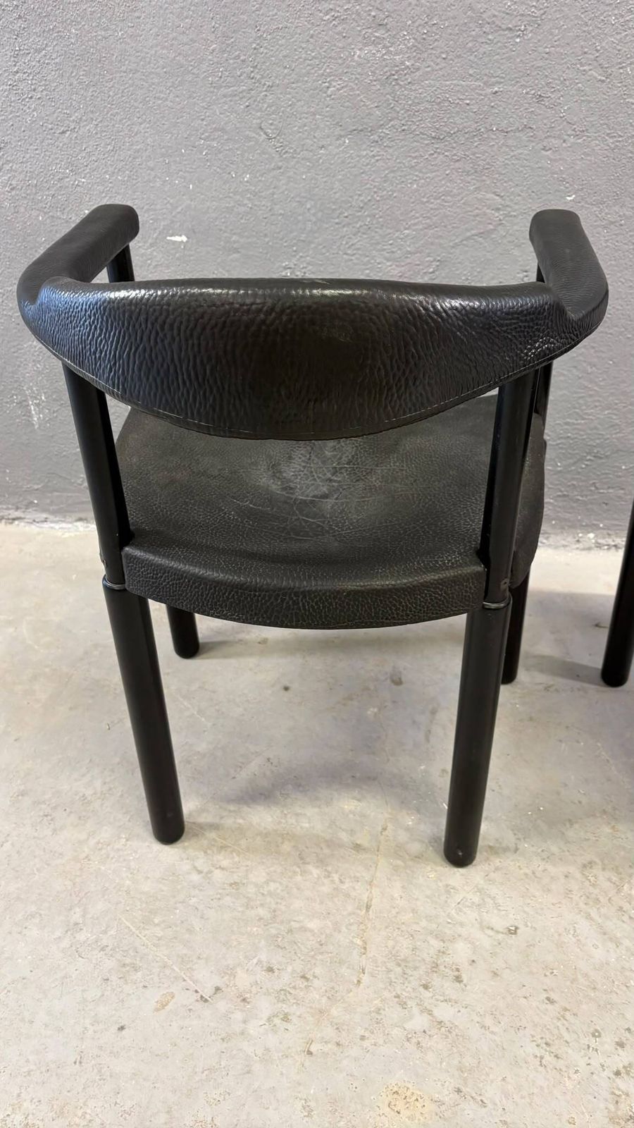 Paar zwarte postmoderne fauteuils, gegoten kunststof, ca. jaren 1980, Europa photo Meubels