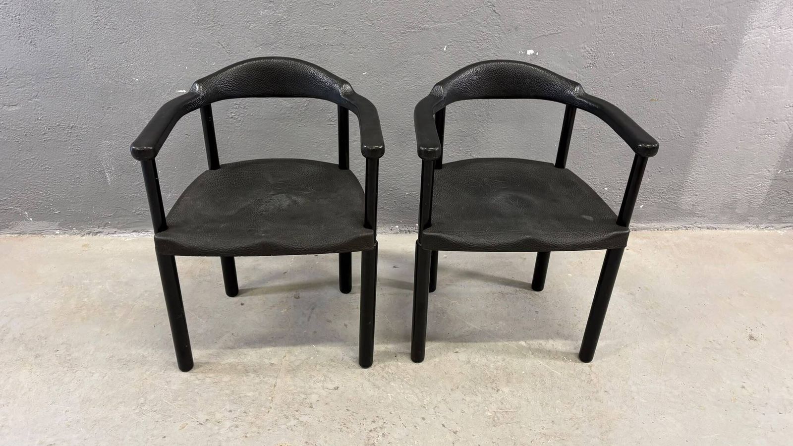 photo for sale Paar zwarte postmoderne fauteuils, gegoten kunststof, ca. jaren 1980, Europa