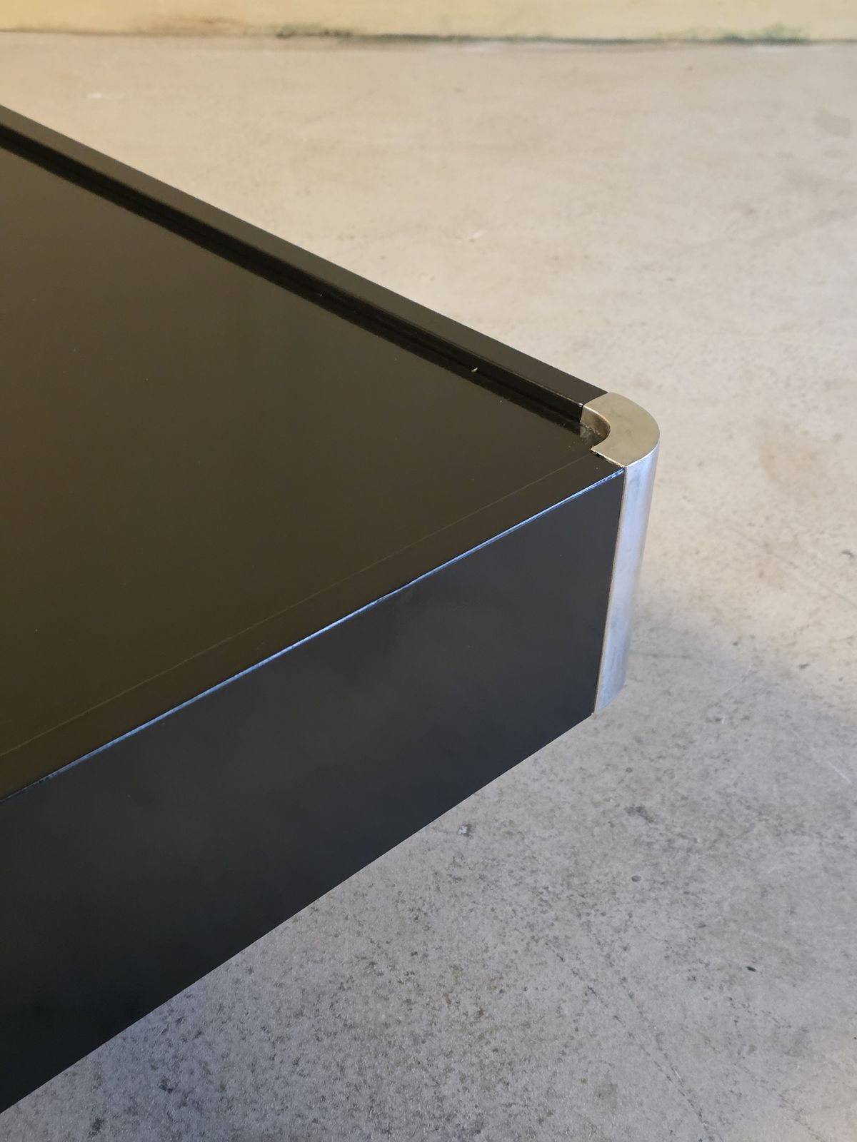 Table basse laquée noire avec détails en chrome, Italie, années 1970 photo Mobilier