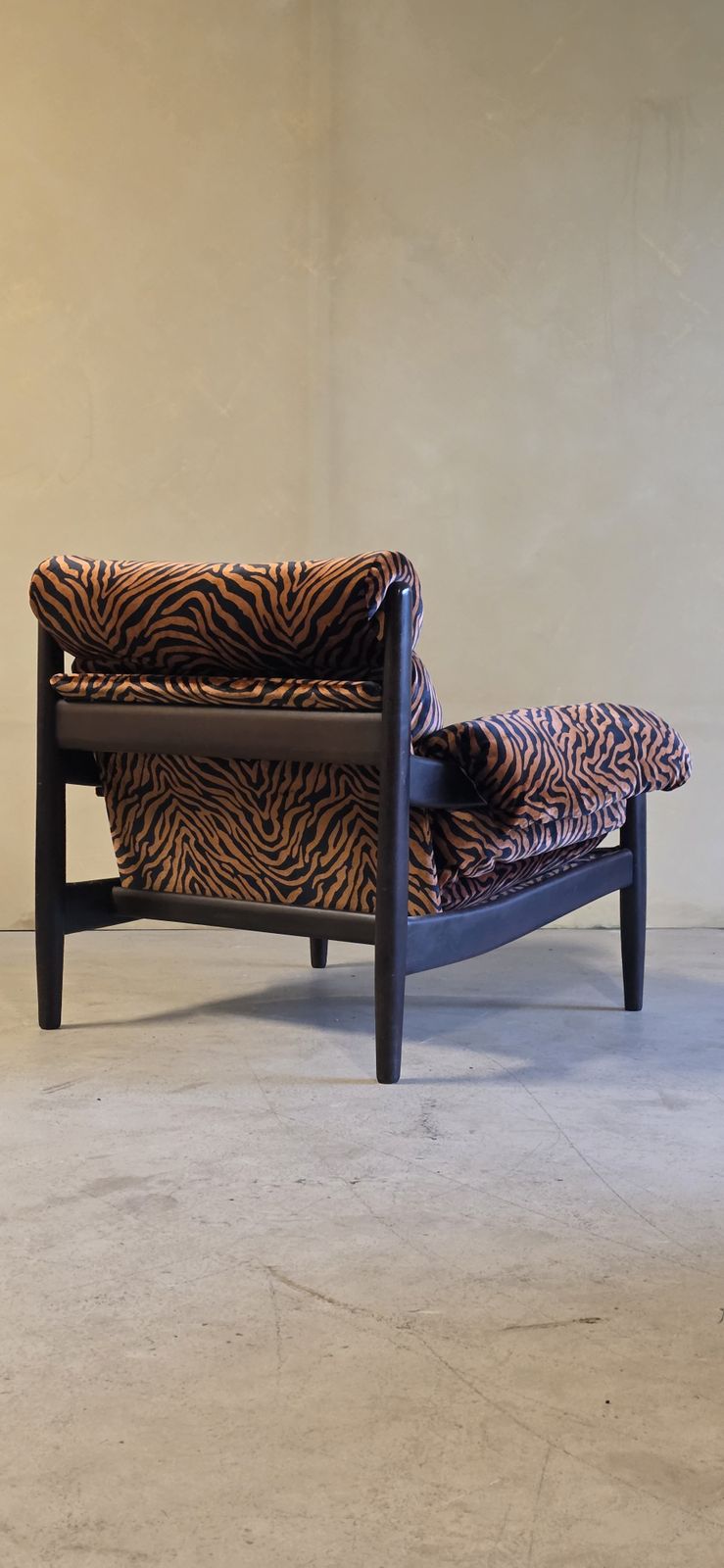 Vintage Fauteuil Met Hocker In Oranje Zebra Fluweel photo buy