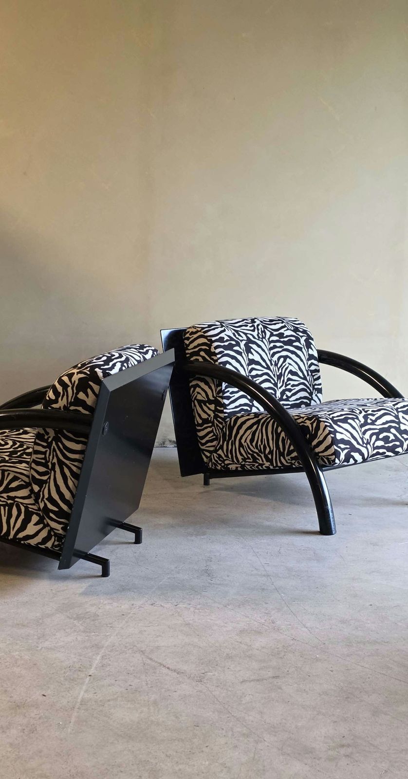 Ensemble de fauteuils post-modernes noirs à motif géométrique, coussins imprimé zèbre photo 3790.0