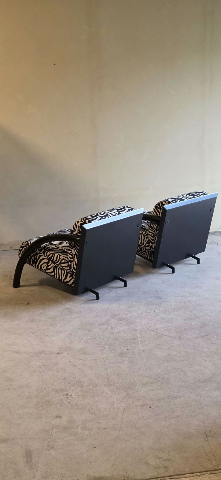 Ensemble de fauteuils post-modernes noirs à motif géométrique, coussins imprimé zèbre photo vintage