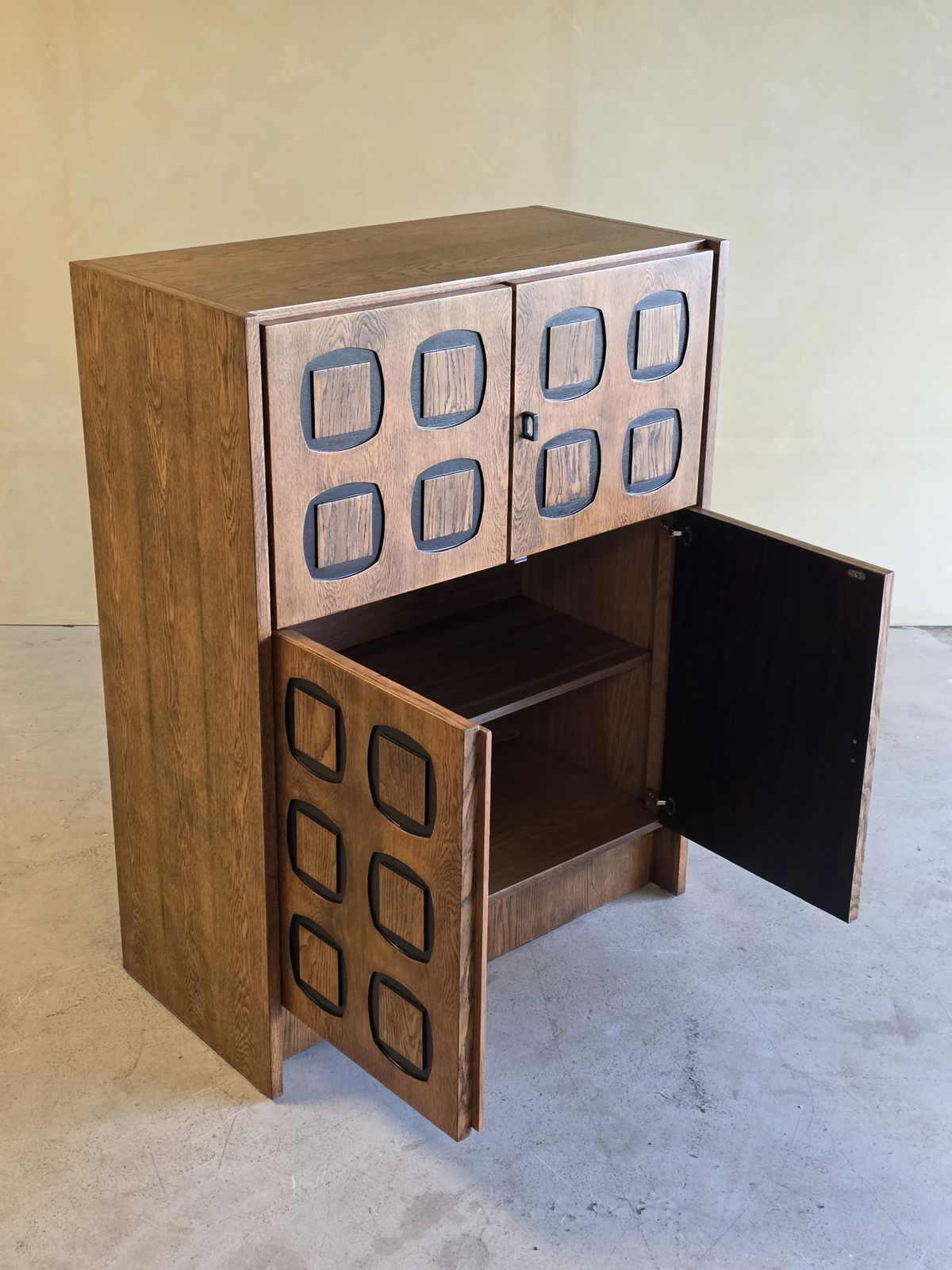Brutalistisch eikenhouten kabinet met gedecoreerde deuren, jaren 1970 photo buy