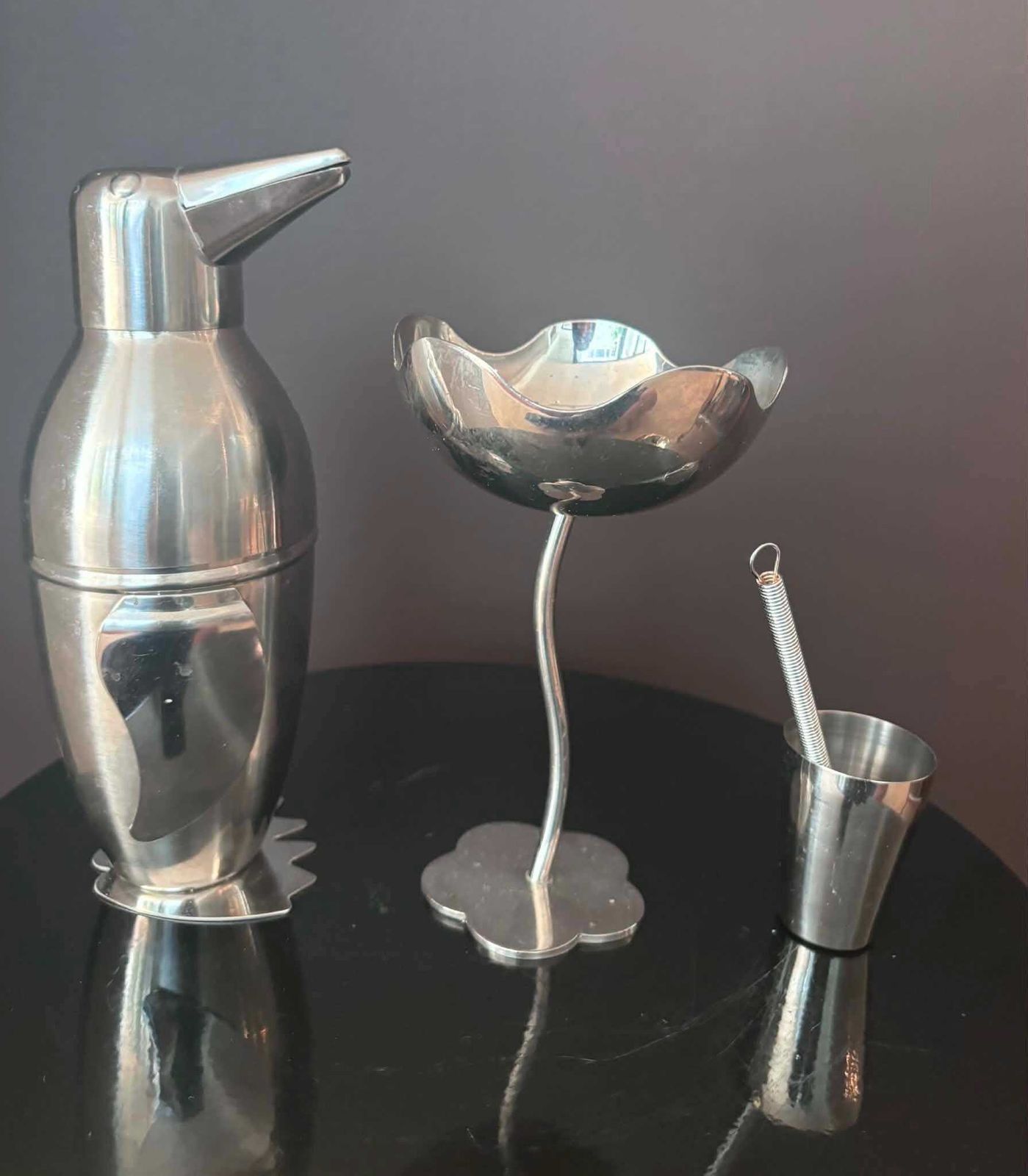 Woonaccessoires Vintage Mix And Match Cocktailset van Roestvrij Staal – Pinguïnshaker, Modernistische Bloemcoupes, Jigger & Mini Garde photo
