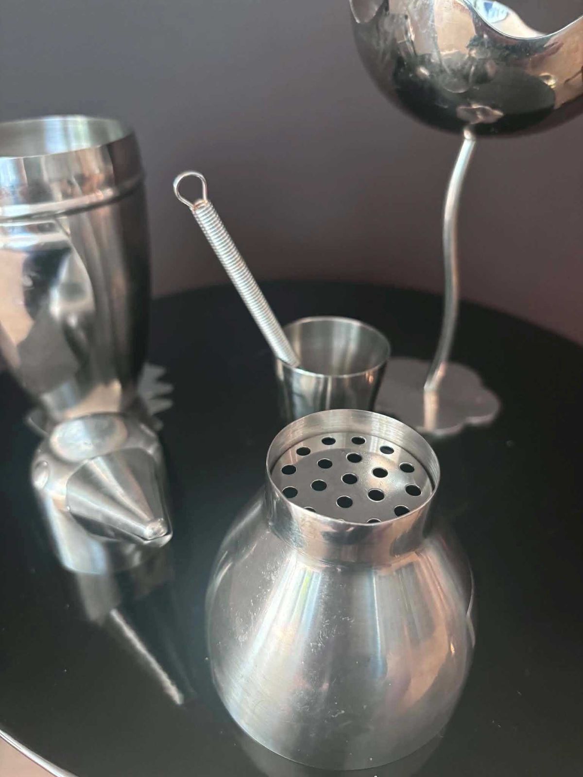 photo buy Vintage Mix And Match Cocktailset van Roestvrij Staal – Pinguïnshaker, Modernistische Bloemcoupes, Jigger & Mini Garde