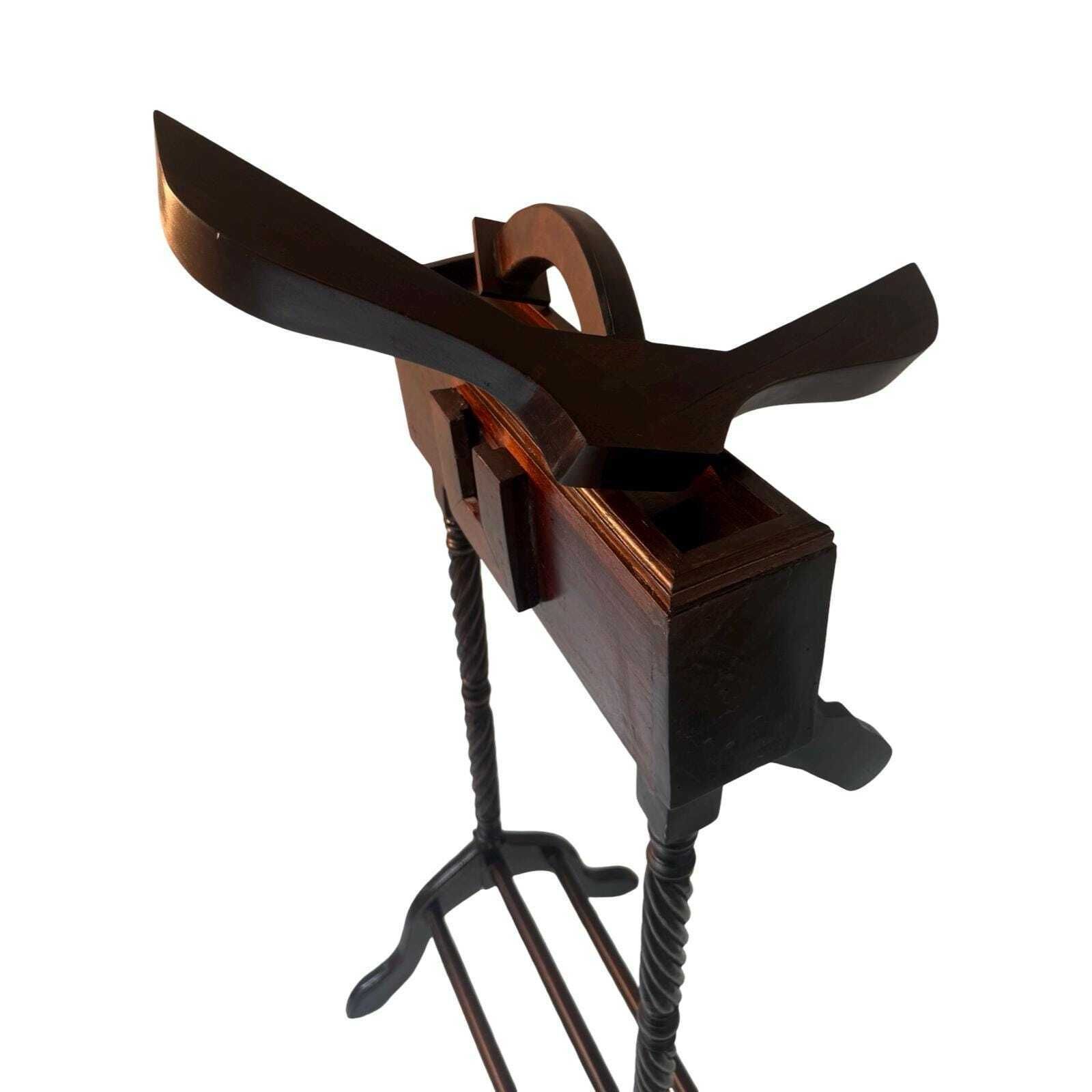 Dressboy / Valet Stand – Made In England – Twee lades en sierlijk gevormde houten frame. photo furniture