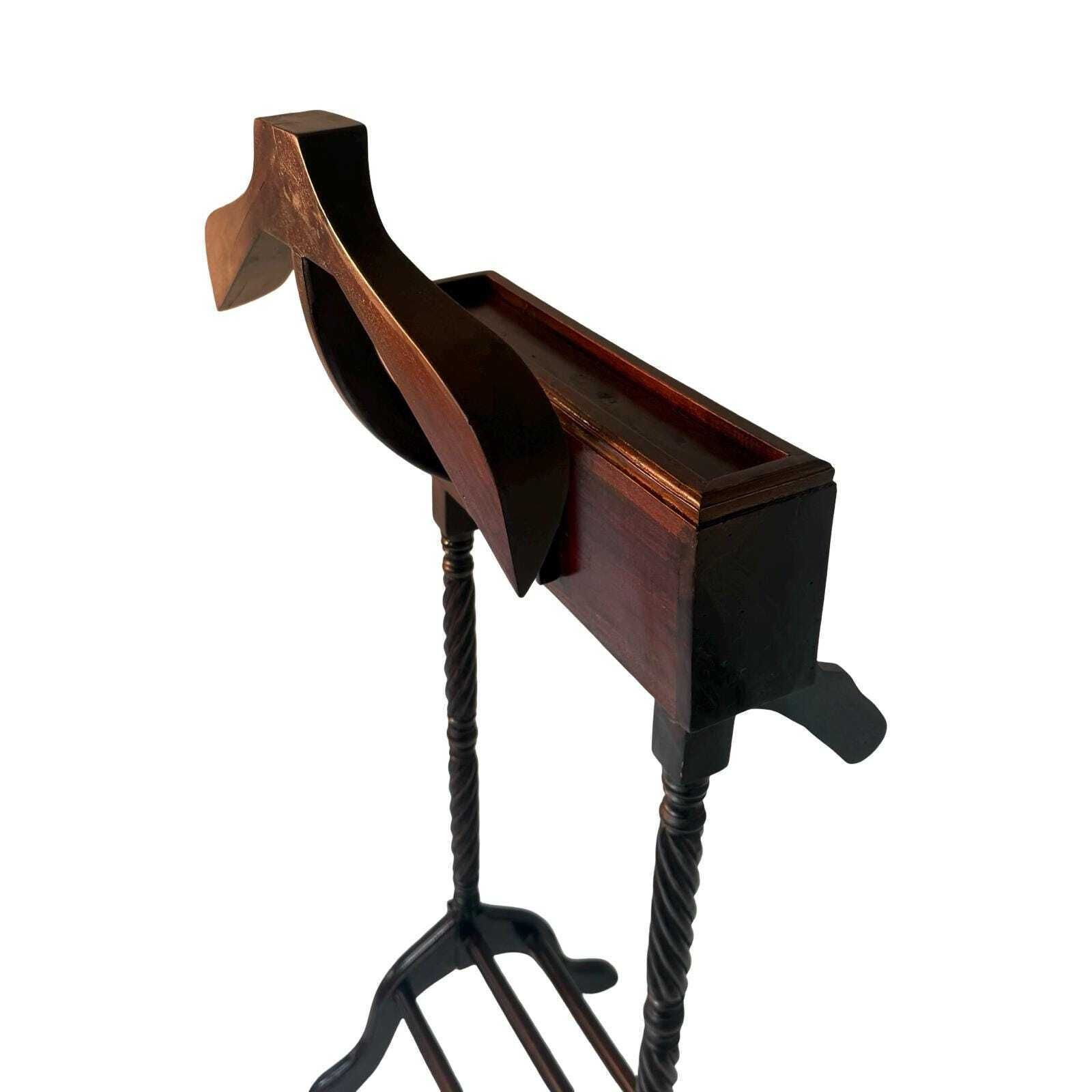 Dressboy / Valet Stand – Made In England – Twee lades en sierlijk gevormde houten frame. photo vinterior