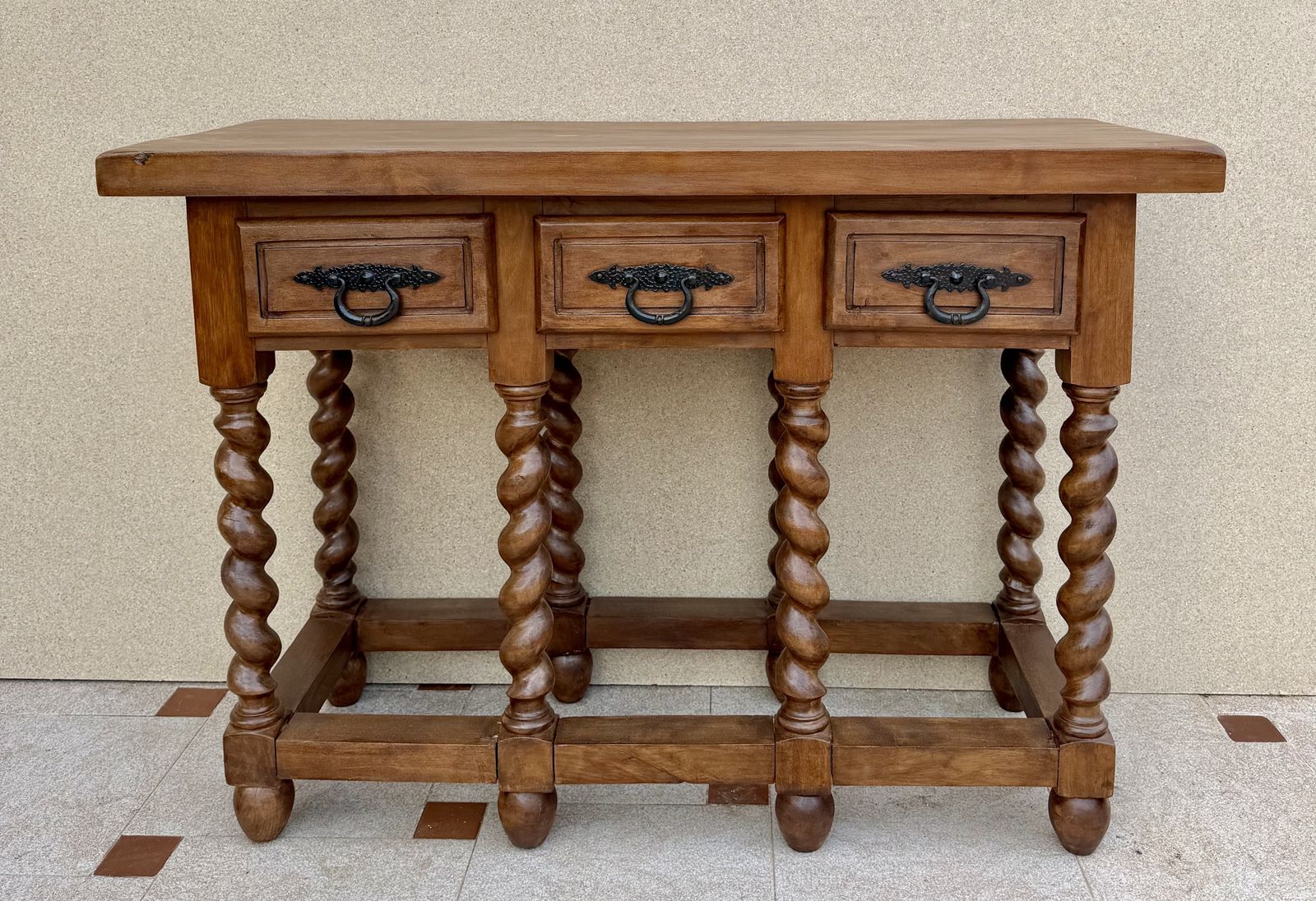 Spaanse consoletafel van massief hout met drie lades, midden 20e eeuw photo furniture