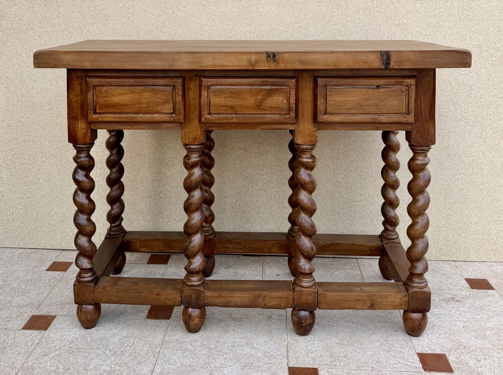 photo furniture Spaanse consoletafel van massief hout met drie lades, midden 20e eeuw