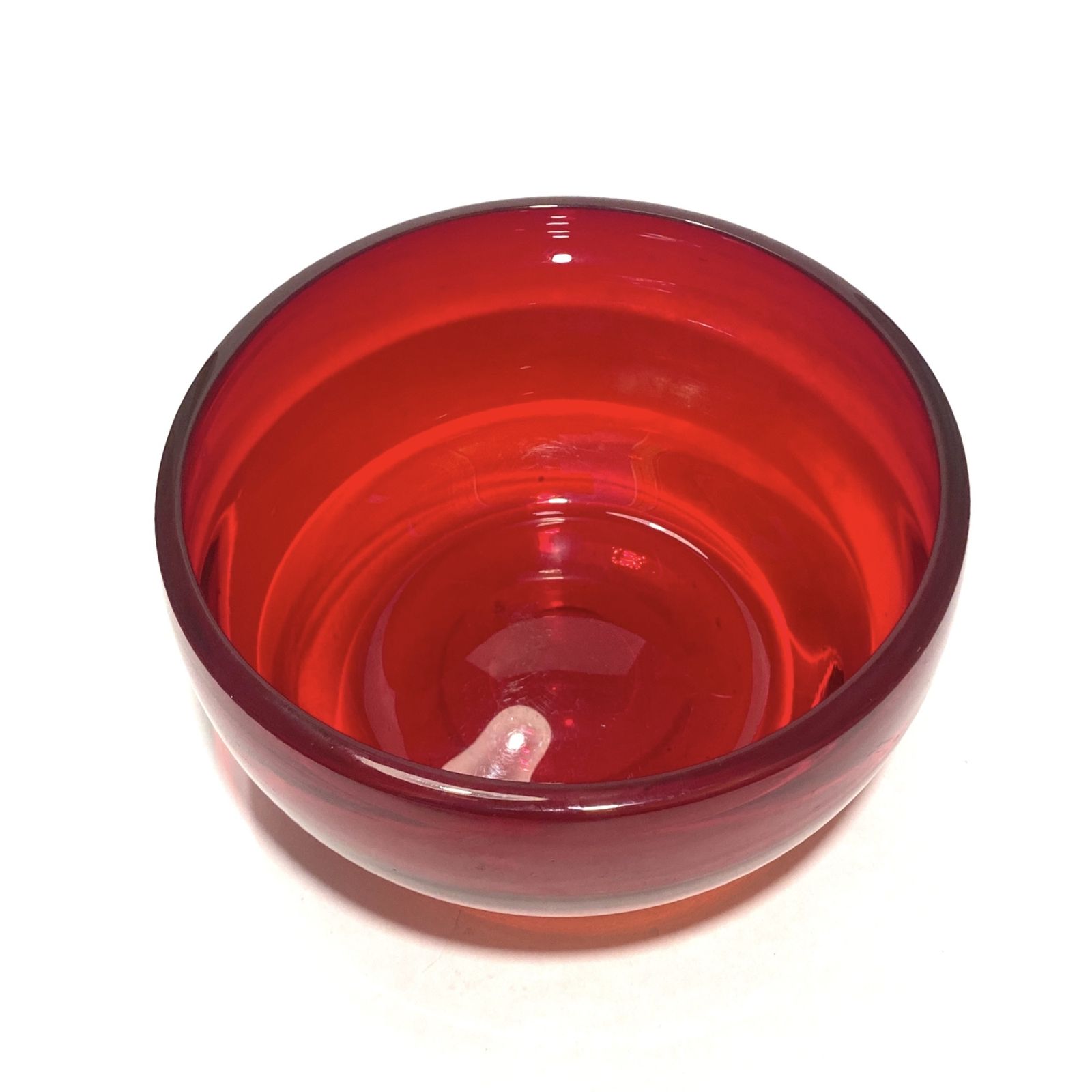 Whitefriars Glass grote optische schaal 9380 in robijnrood, mid-century modern decor photo vintage