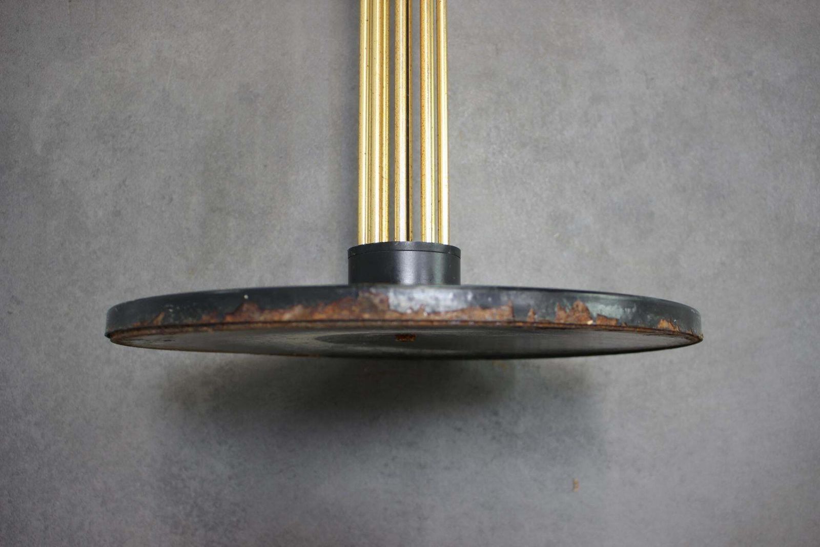 Meubels Italiaanse Postmodern kapstok van messing met zwarte houten eindknoppen, ca. 1980–1985 photo