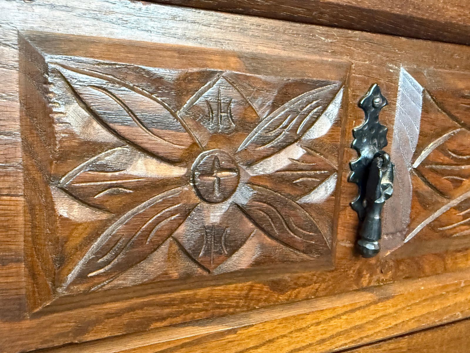 photo vinterior Antique Spanish Carved Walnut Cabinet With Drawer And Two Doors