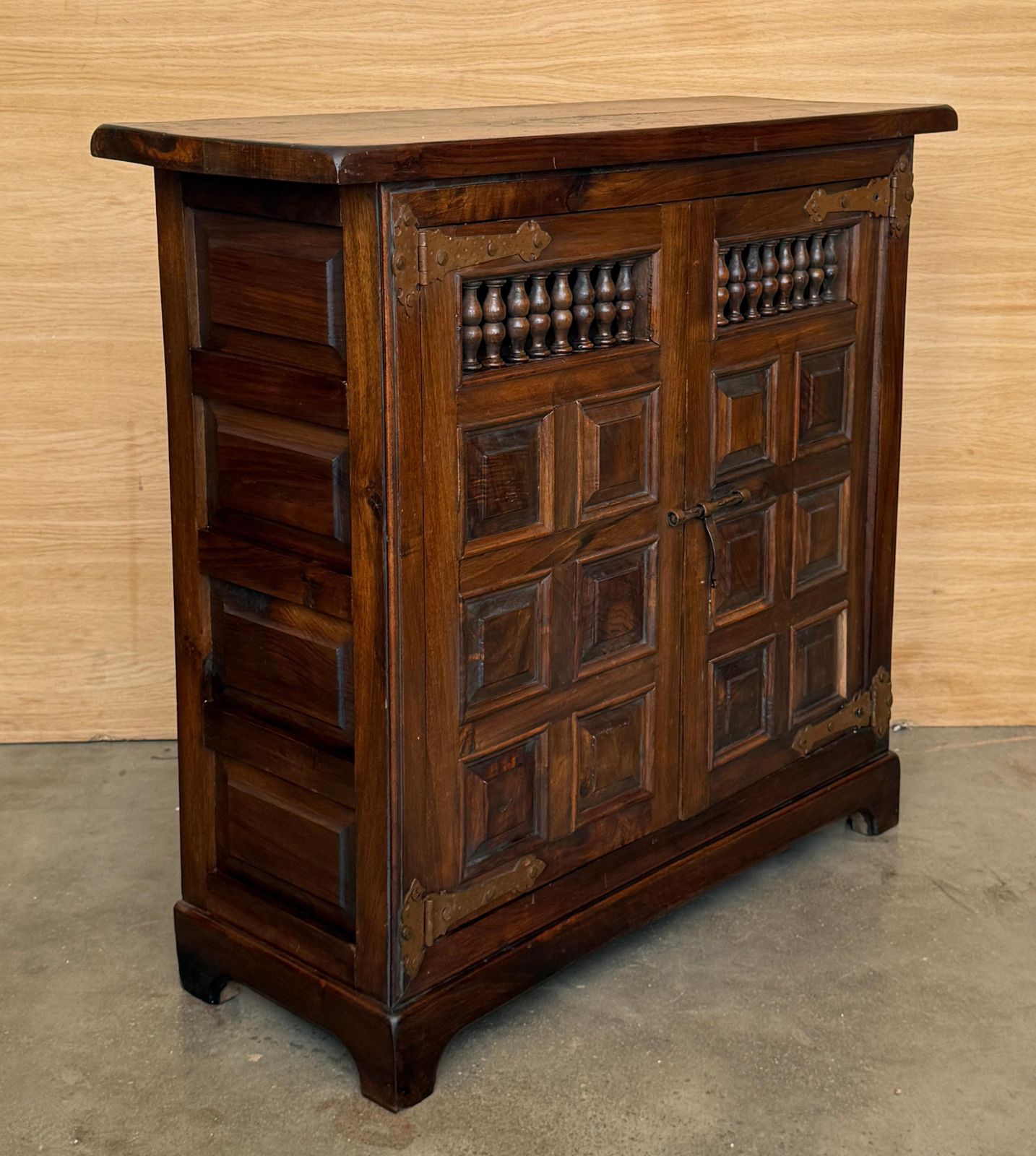 Cabinet espagnol d'époque en noyer, portes à panneaux sculptés à la main photo for sale