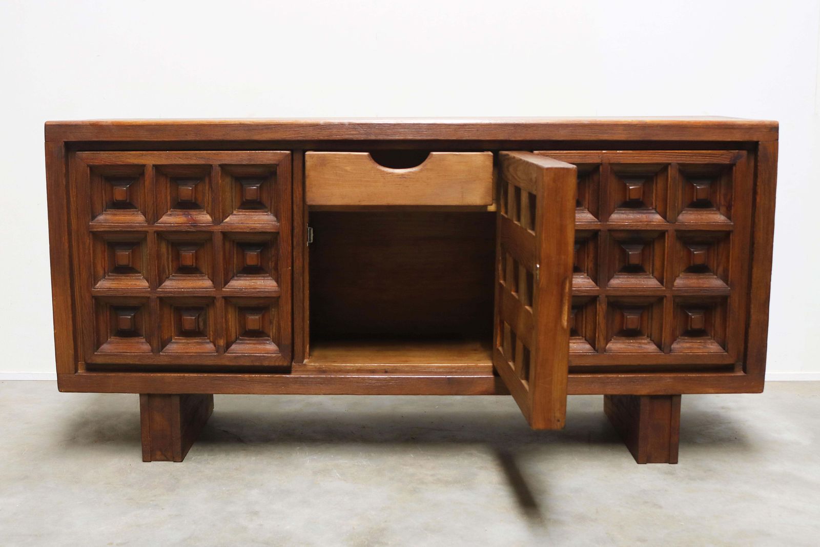 photo for sale Enfilade mid-century BIOSCA, en pin teinté, Espagne, Brutalist, années 1960