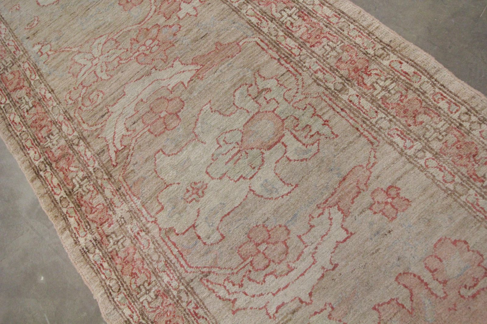 Traditioneel handgemaakt beige wollen loperkleed, lang oosters bloemmotief tapijt photo for sale