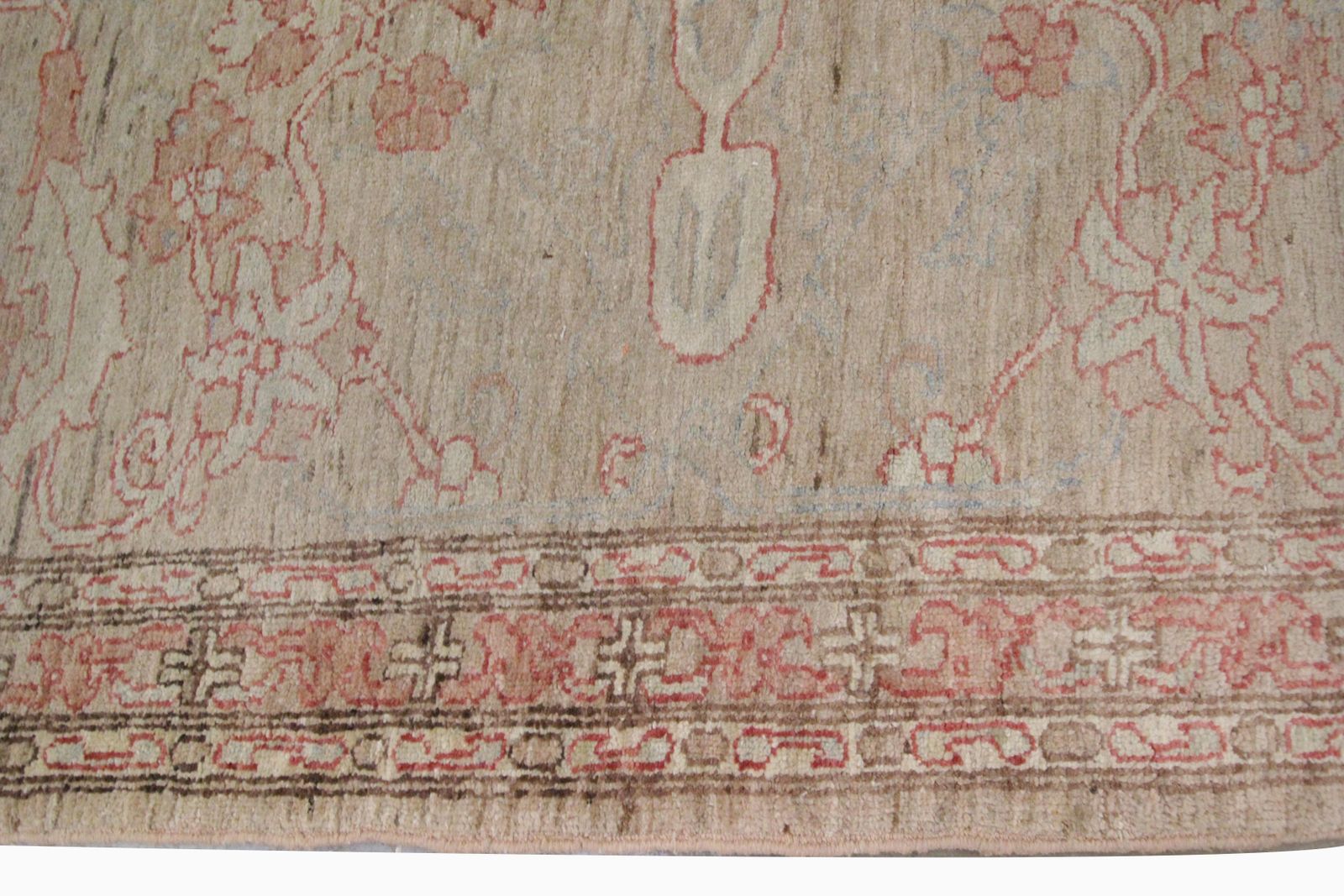 Traditioneel handgemaakt beige wollen loperkleed, lang oosters bloemmotief tapijt photo Textiel