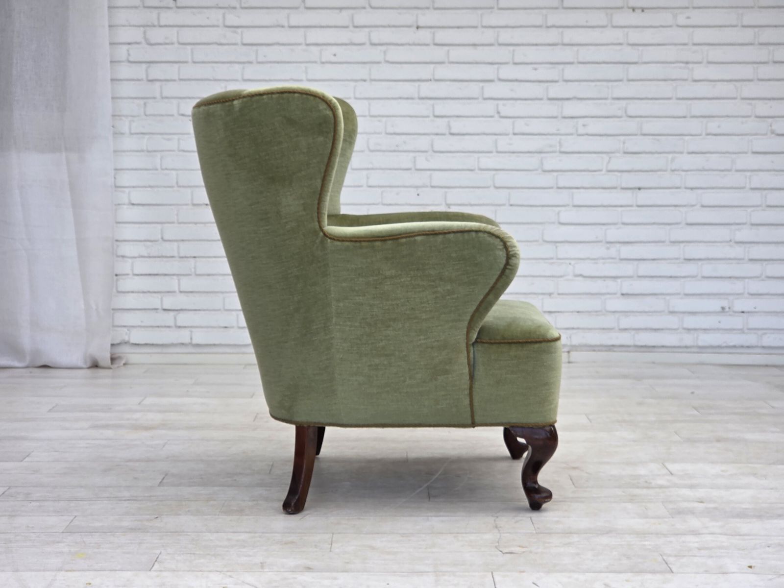 Ca. jaren 1960, Scandinavische fauteuil, groen meubelvelours, eikenhouten poten. photo buy