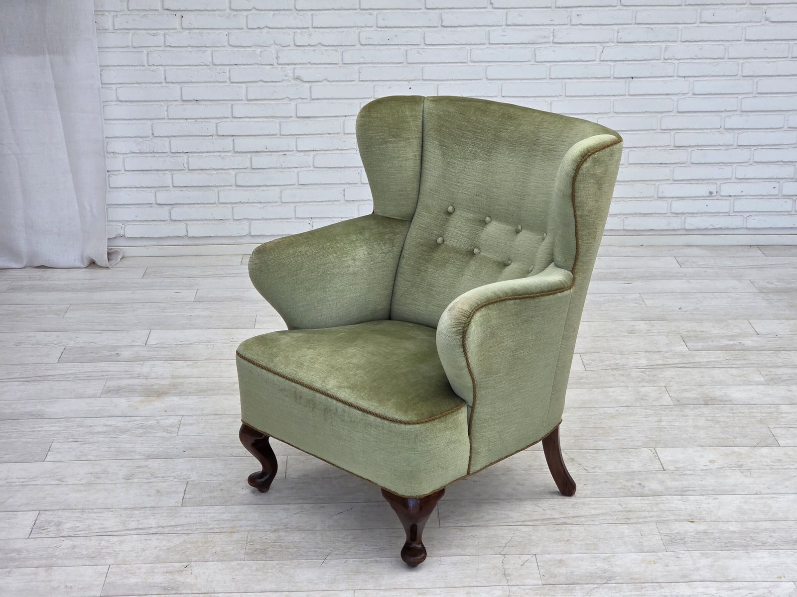 photo buy Ca. jaren 1960, Scandinavische fauteuil, groen meubelvelours, eikenhouten poten.