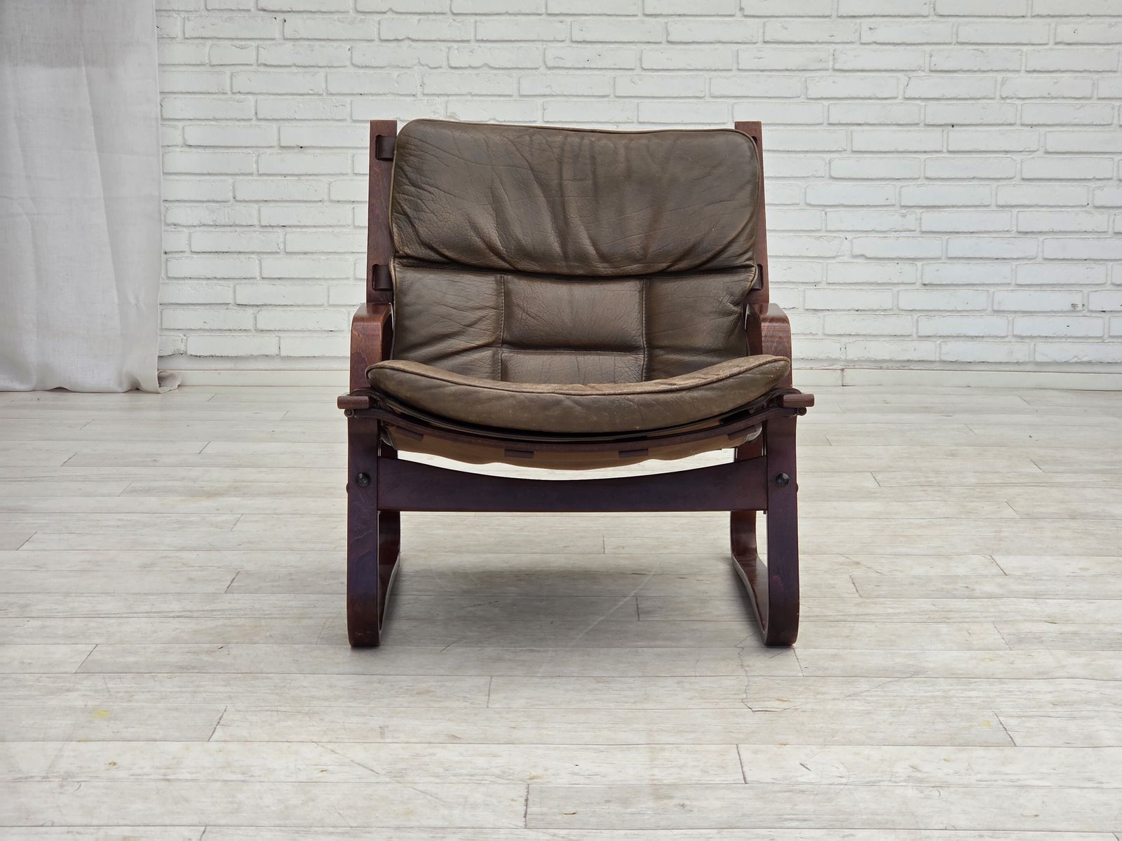 photo for sale Ca. jaren 1970, Noorse loungestoel, bruin meubeleer.