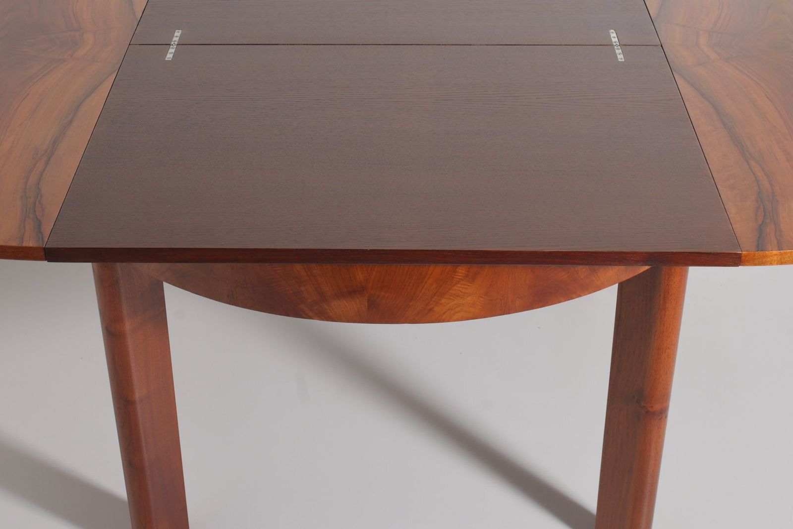 photo furniture Ronde Uitschuifbare Eettafel H 183 in Walnoot door Jindrich Halabala voor UP Závody, jaren 1930
