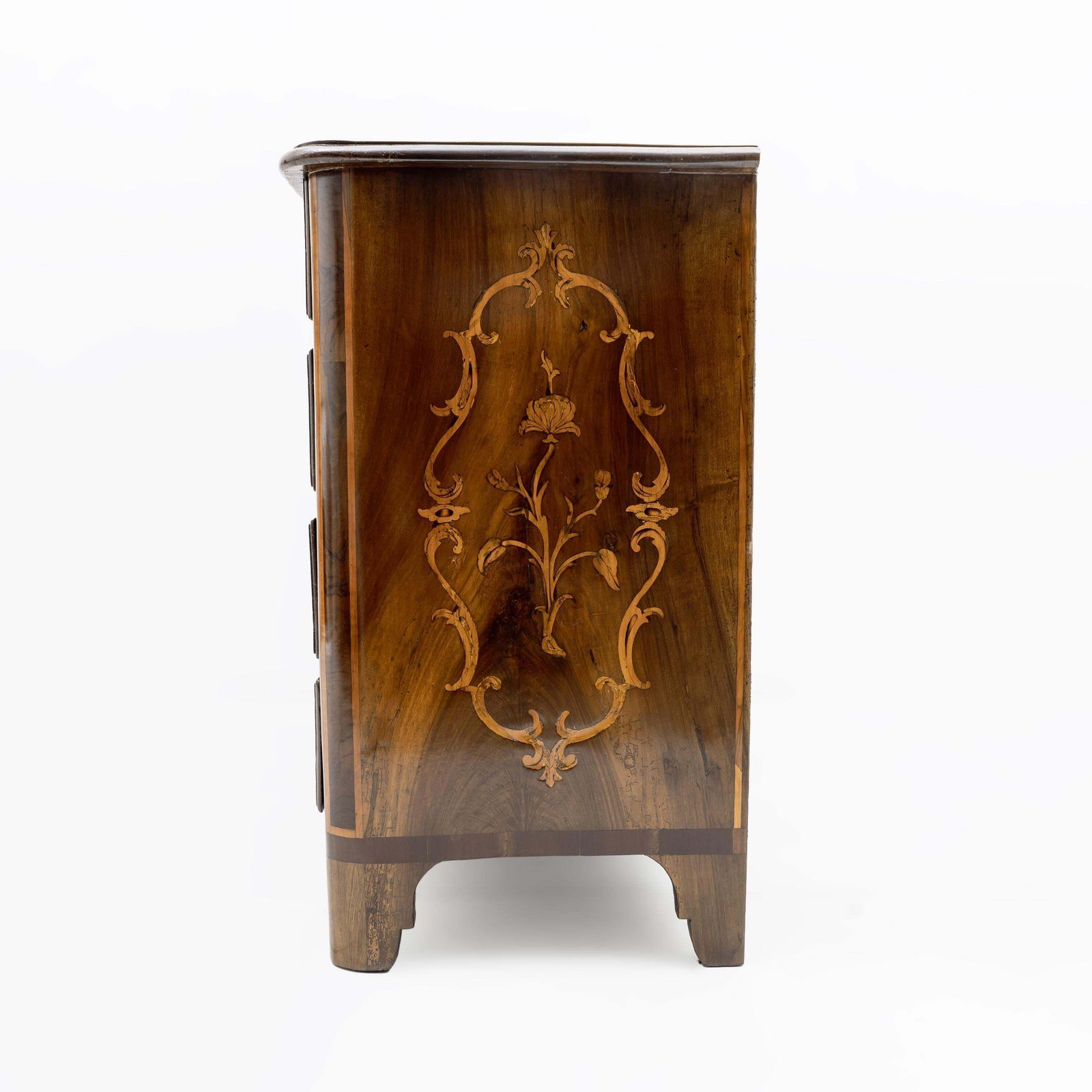 photo furniture Ladekast in massief Italiaans walnoot met esdoorninleg, eind 18e eeuw.