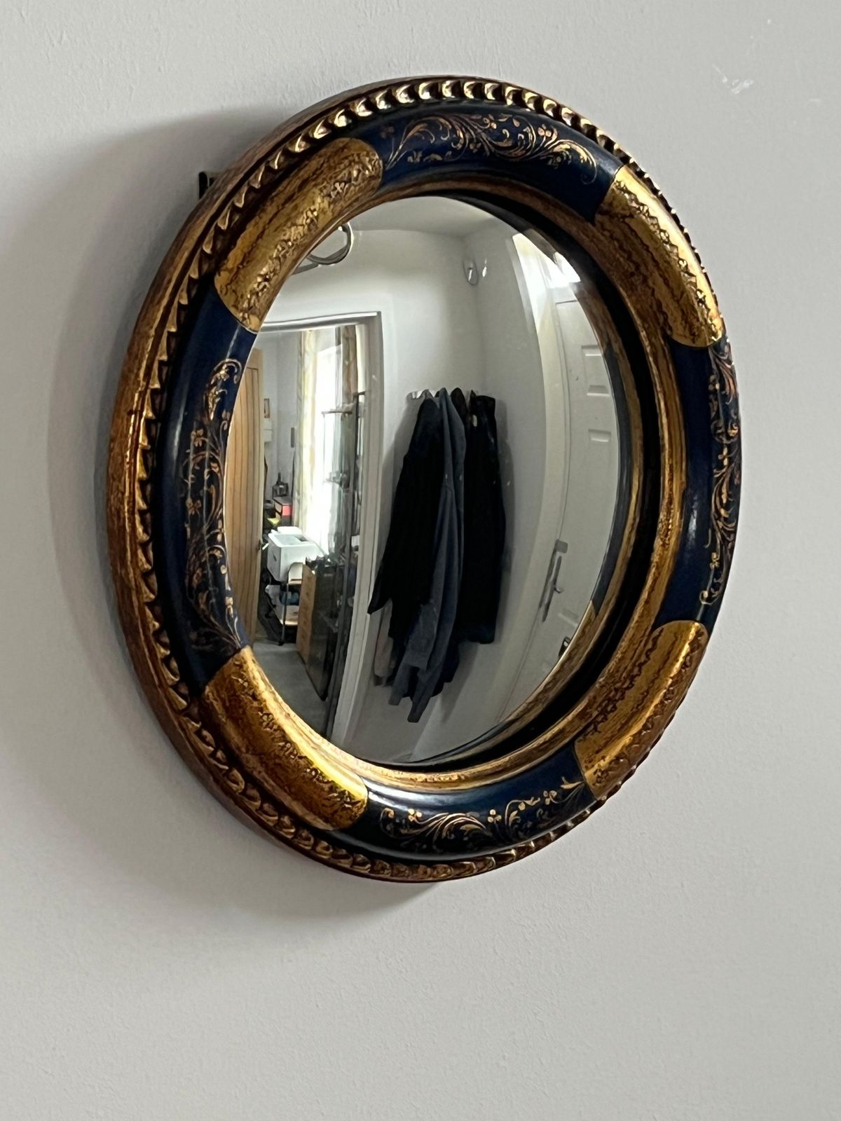 Ronde Convexe Wandspiegel, Houten Lijst Blauw en Verguld, Fijn Detail, Begin 20e Eeuw photo furniture