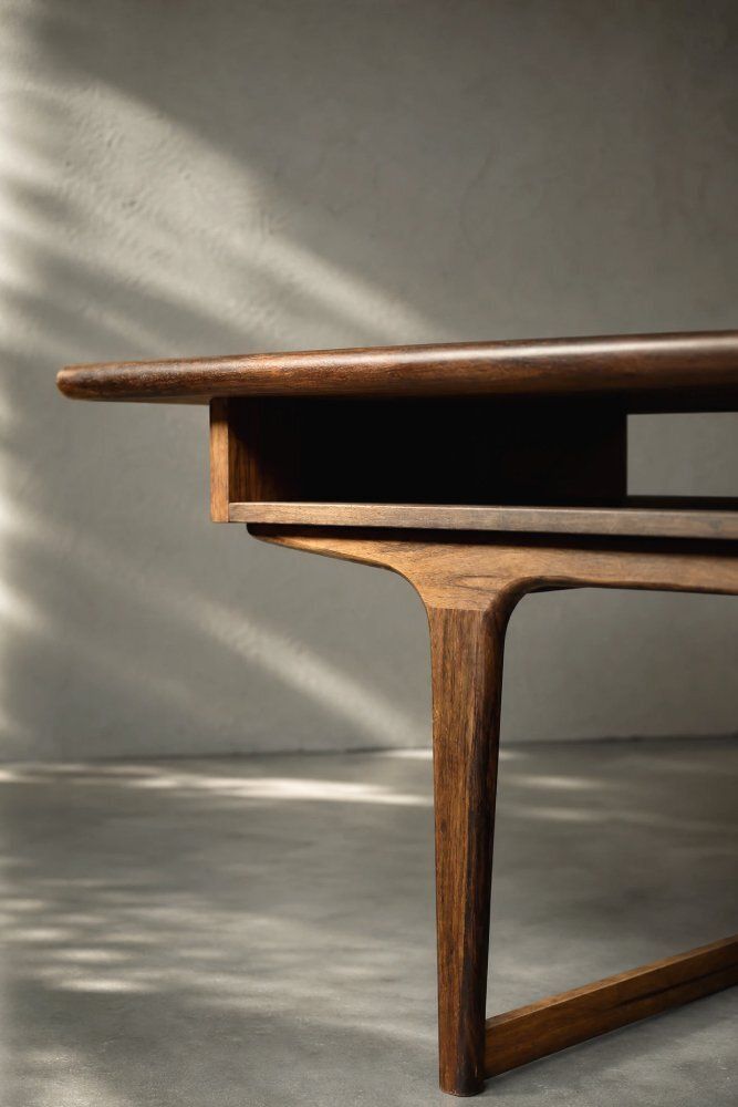 photo furniture Mid-Century Modern Deense rozenhout salontafel met schap, jaren 1960