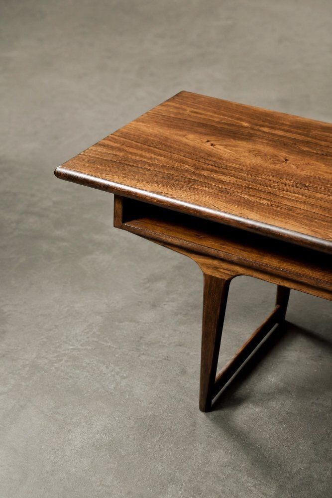 photo vintage Mid-Century Modern Deense rozenhout salontafel met schap, jaren 1960