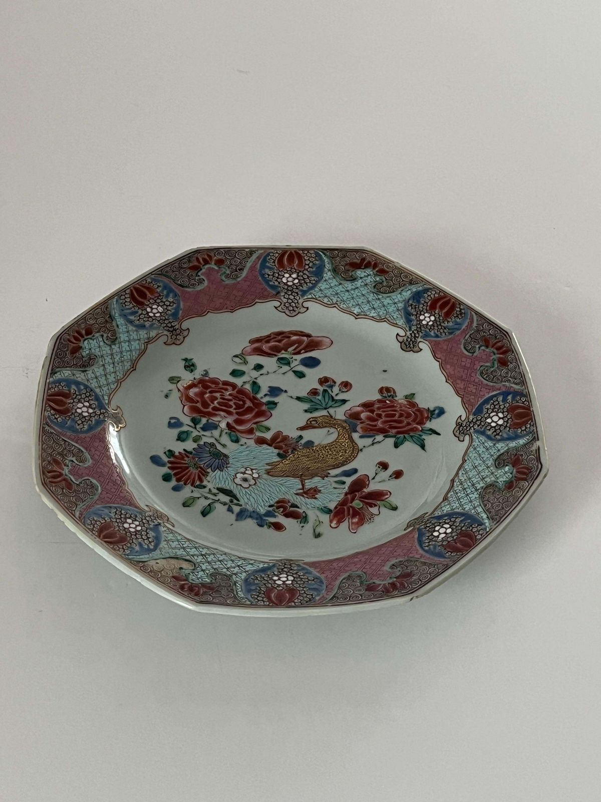 Handgeschilderd Chinees porseleinen bord met vergulde gans, Yongzheng, 18e eeuw photo vintage