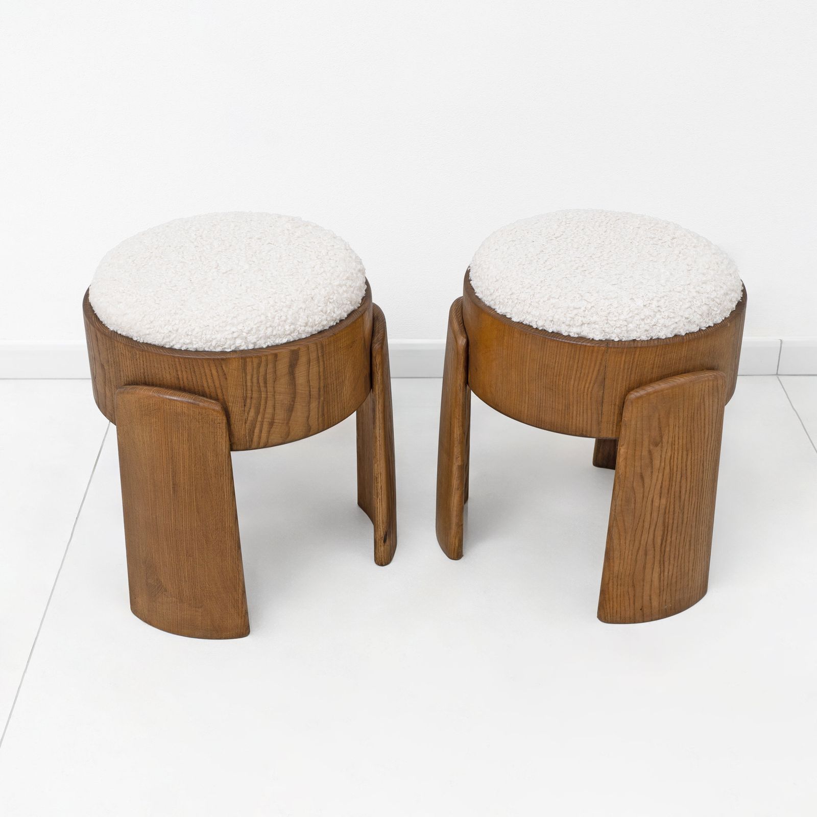 Paar Art Deco Krukken van Essenhout met Witte Bouclé Bekleding photo furniture